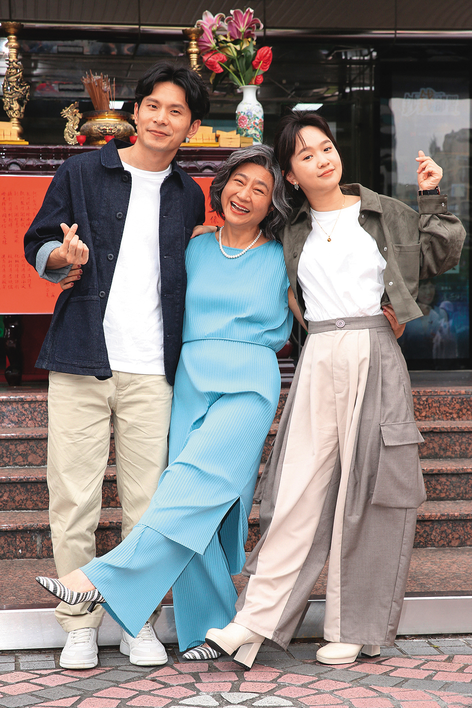 主演《我的意外室友》的楊麗音（中）擁有強大戲劇能量，為人處事也令嚴正嵐（右）佩服。左為姚淳耀。
