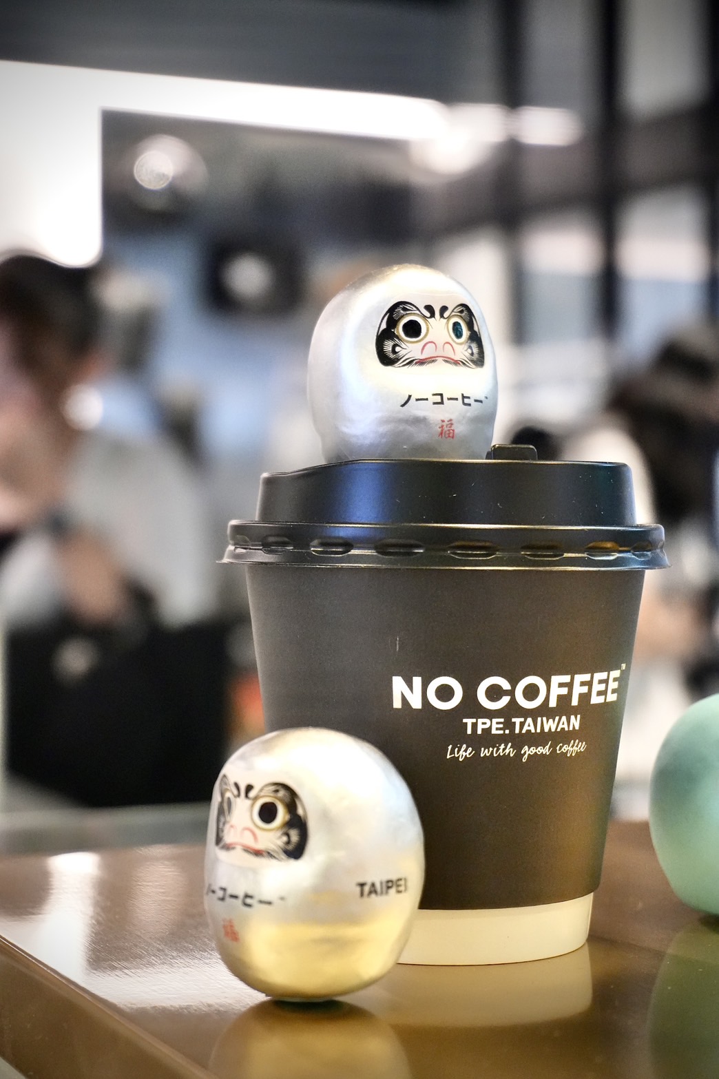 台北限定的「NO COFFEE日本群馬手工訂製 高峰白金達摩」，預計10月3日早上11：00開賣，限量僅有30只，售完就成絕響。（549元／只）