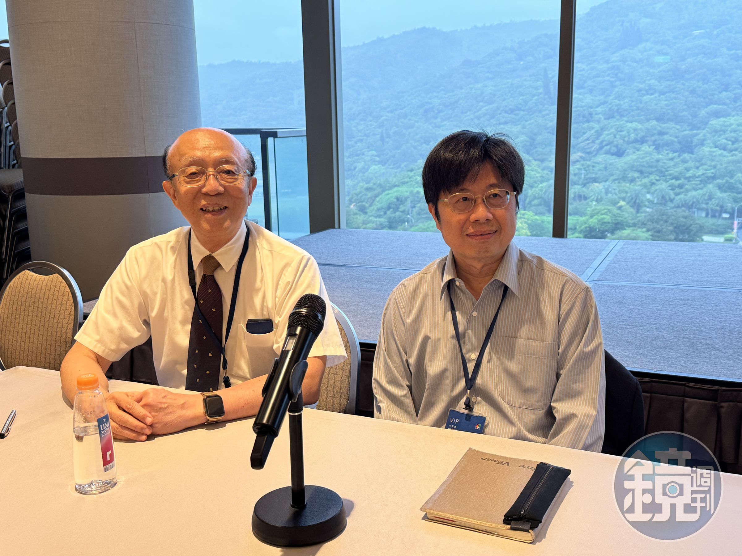 倍利科技董事長林坤禧(左)與倍利科技總經理黃建中(右)19日出席法說會。