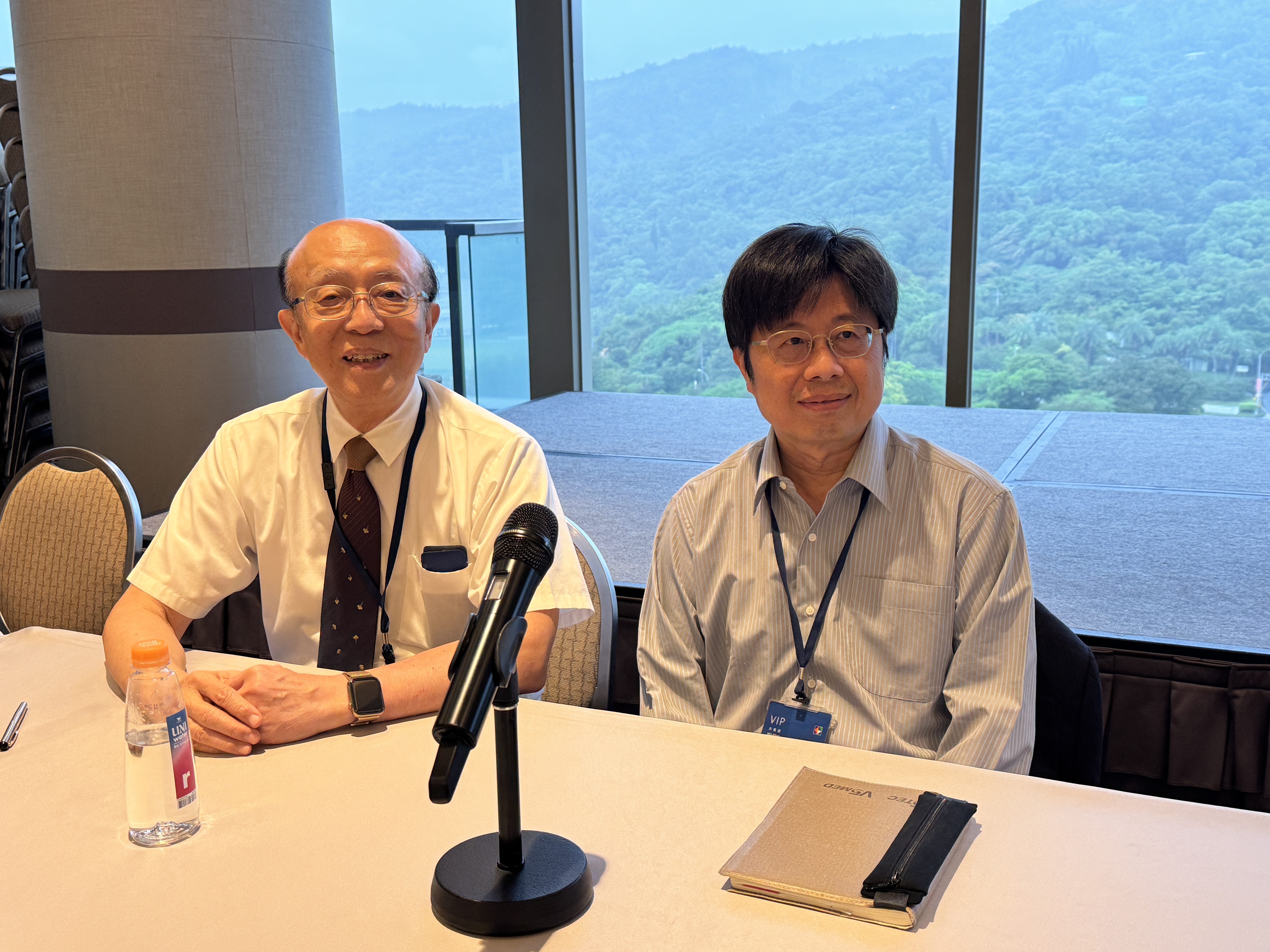 倍利科技董事長林坤禧(左)與倍利科技總經理黃建中(右)19日出席法說會。
