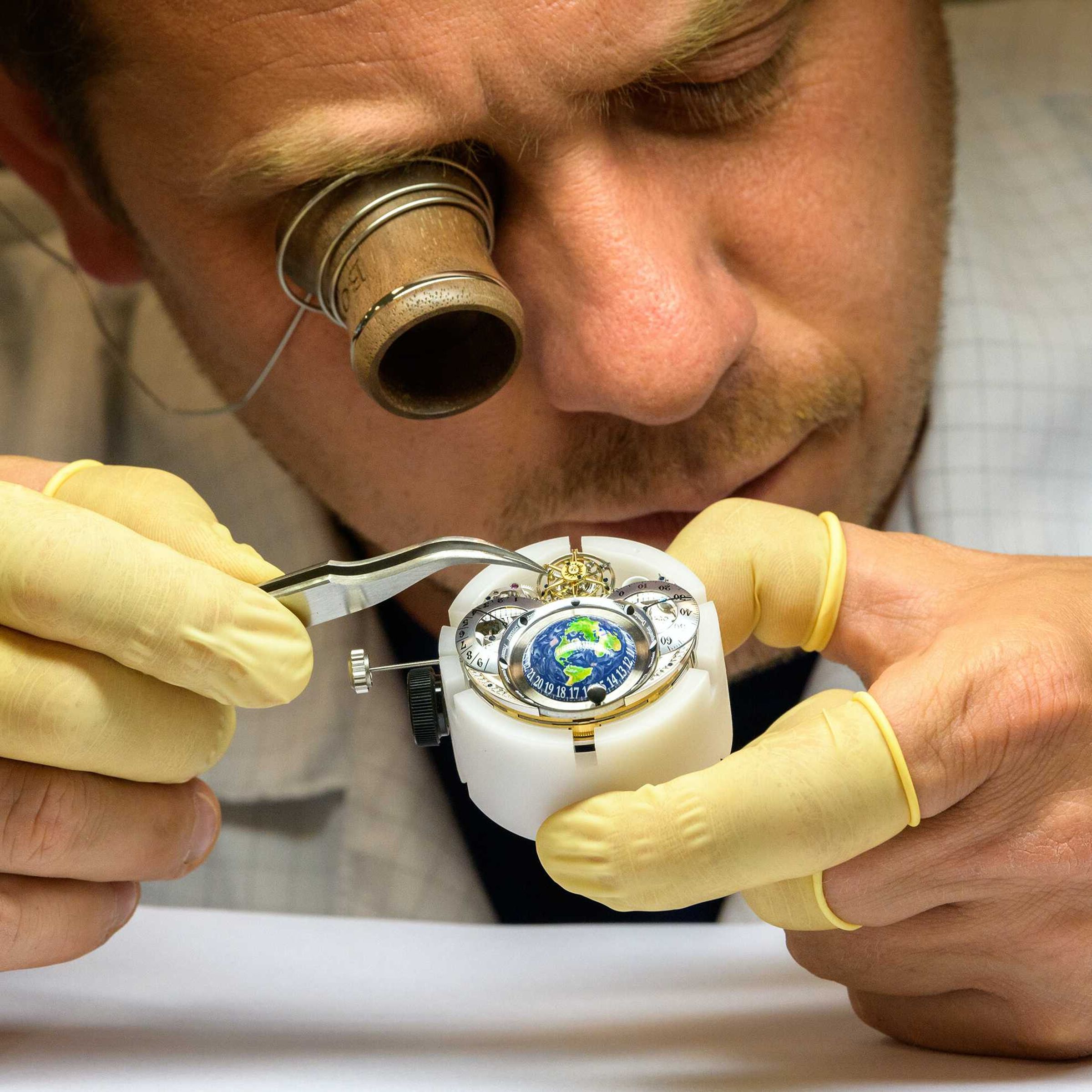播威在其 BOVET Manufacture 製錶廠內自行製作高達 95% 的鐘錶元件，以及機芯修飾、琺瑯彩繪與手工金雕等工序，垂直整合程度在製錶業內相當稀有。