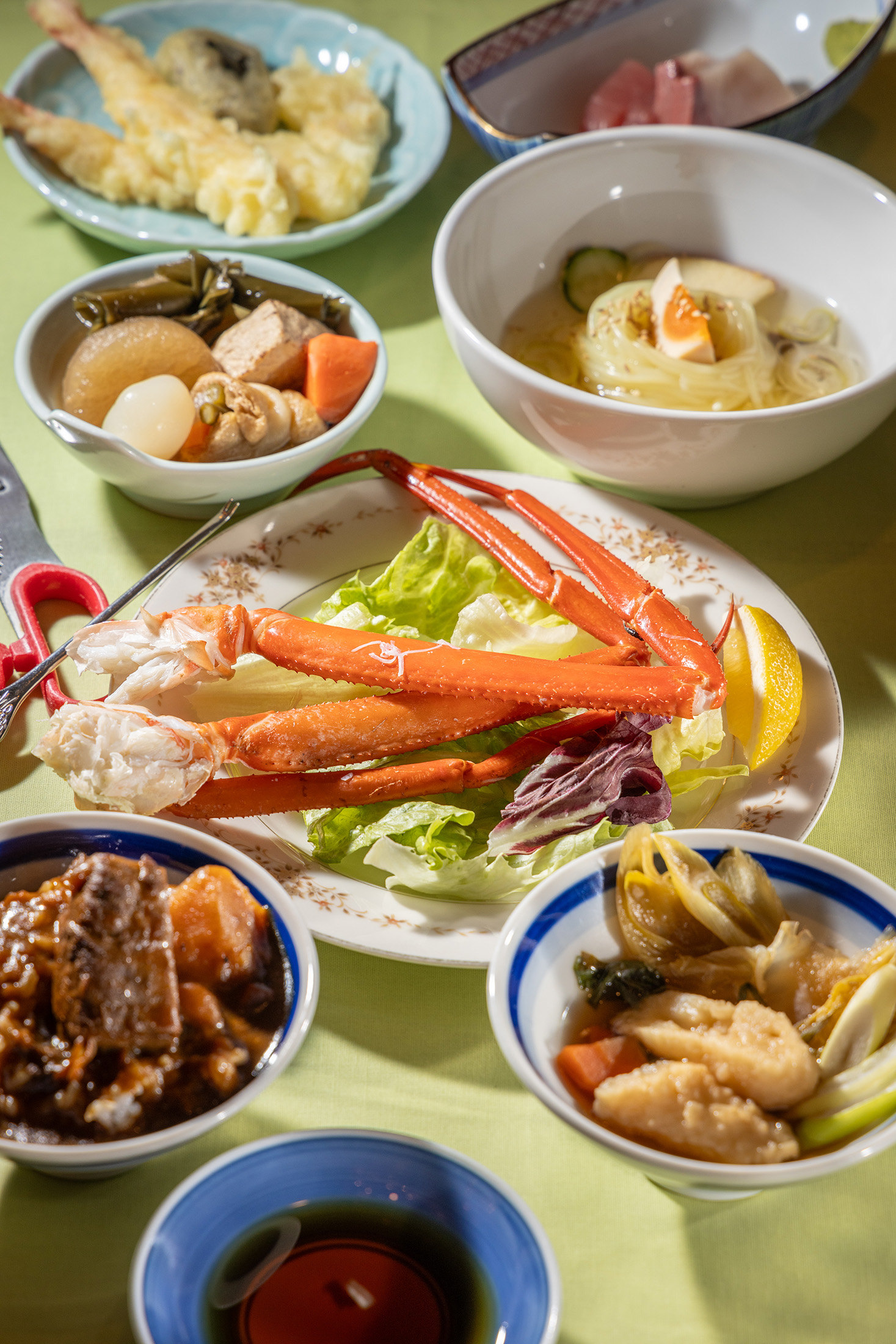 飯店內的自助式晚餐能大啖三陸海岸長腳蟹盛岡冷麵、秋田烤米棒鍋等日本東北名物。
