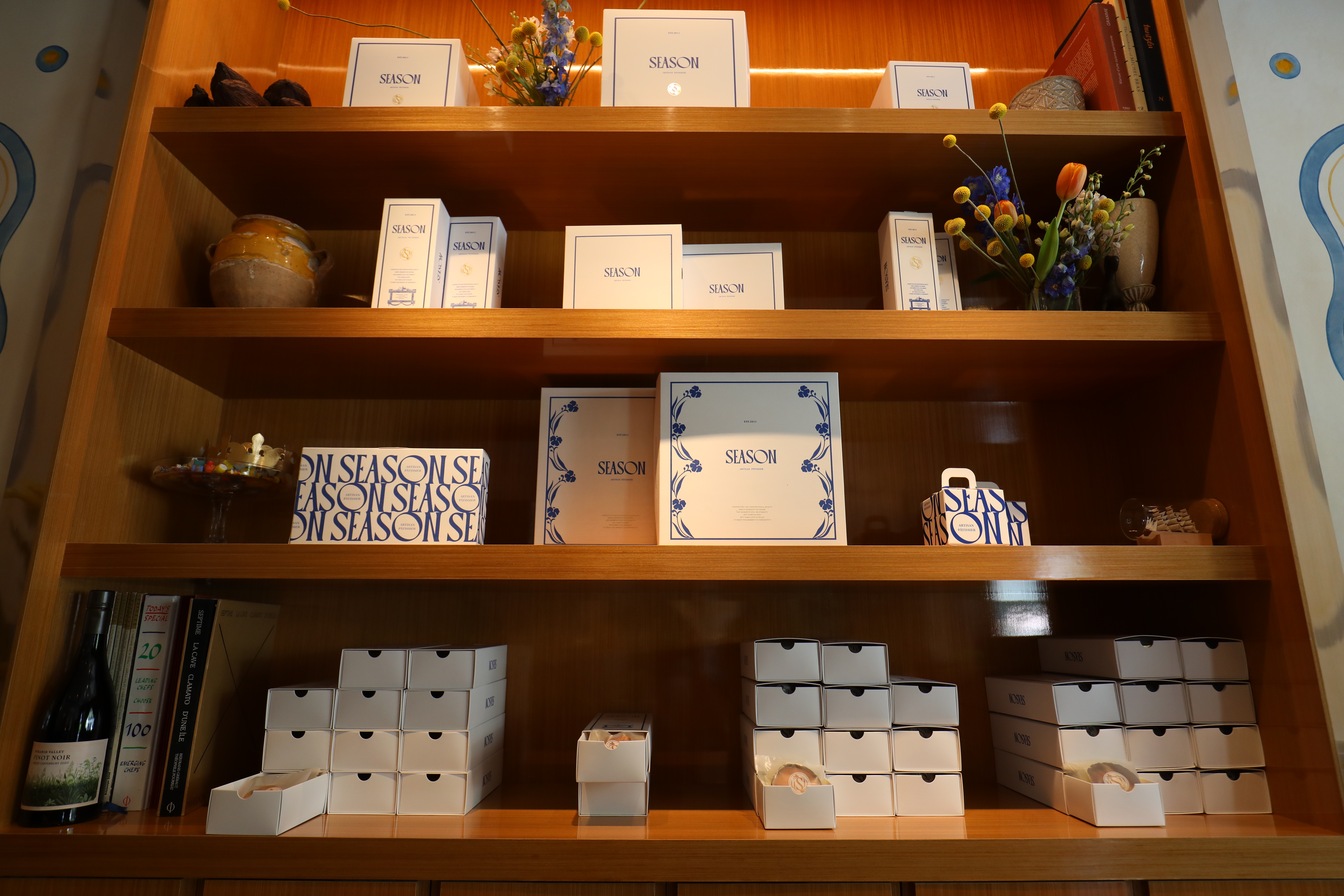常溫甜點區展示6入和9入禮盒，試營運期間可享95折優惠。