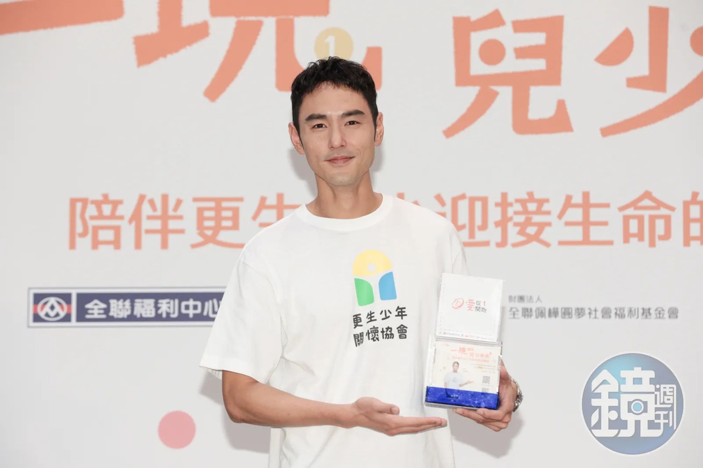 阮經天開車載李佳穎互動曖昧，找女經紀人坐後座當煙霧彈仍被抓包。（攝影組）