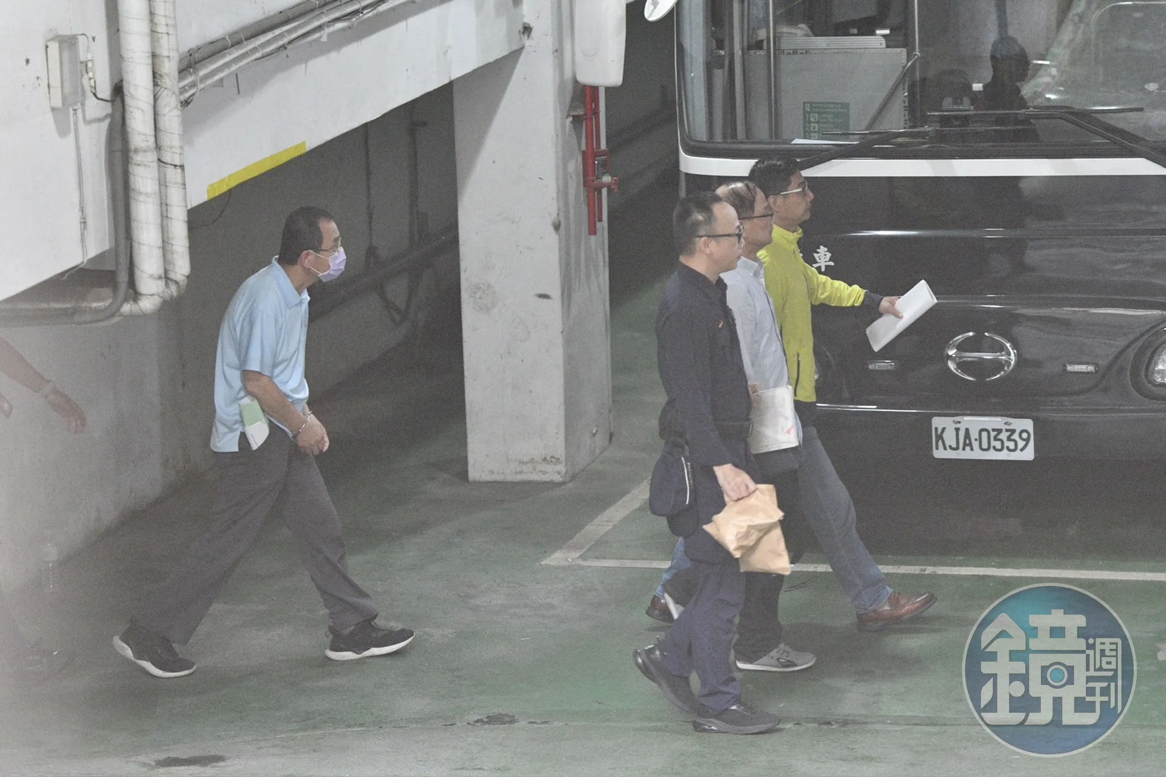 初文卿（後方藍衣）、姚富文（綠色外套）2人大量非法使用他人個資，且有LINE對話紀錄情形，有滅證之虞，4月19日裁定2人均羈押禁見。