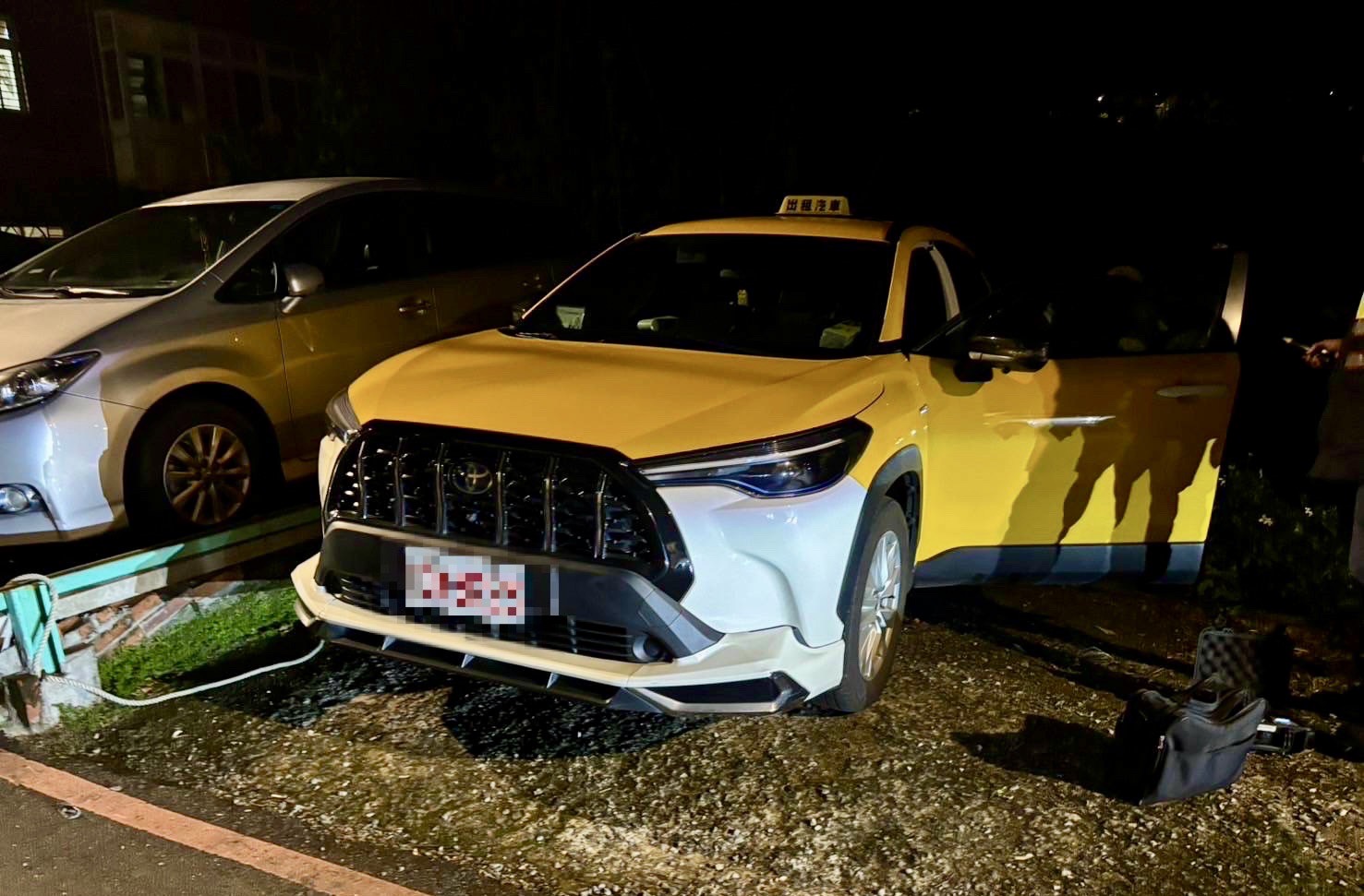 施姓計程車司機因逆向違規被警方攔下，經查他無照上路，營登也過期。（翻攝畫面）