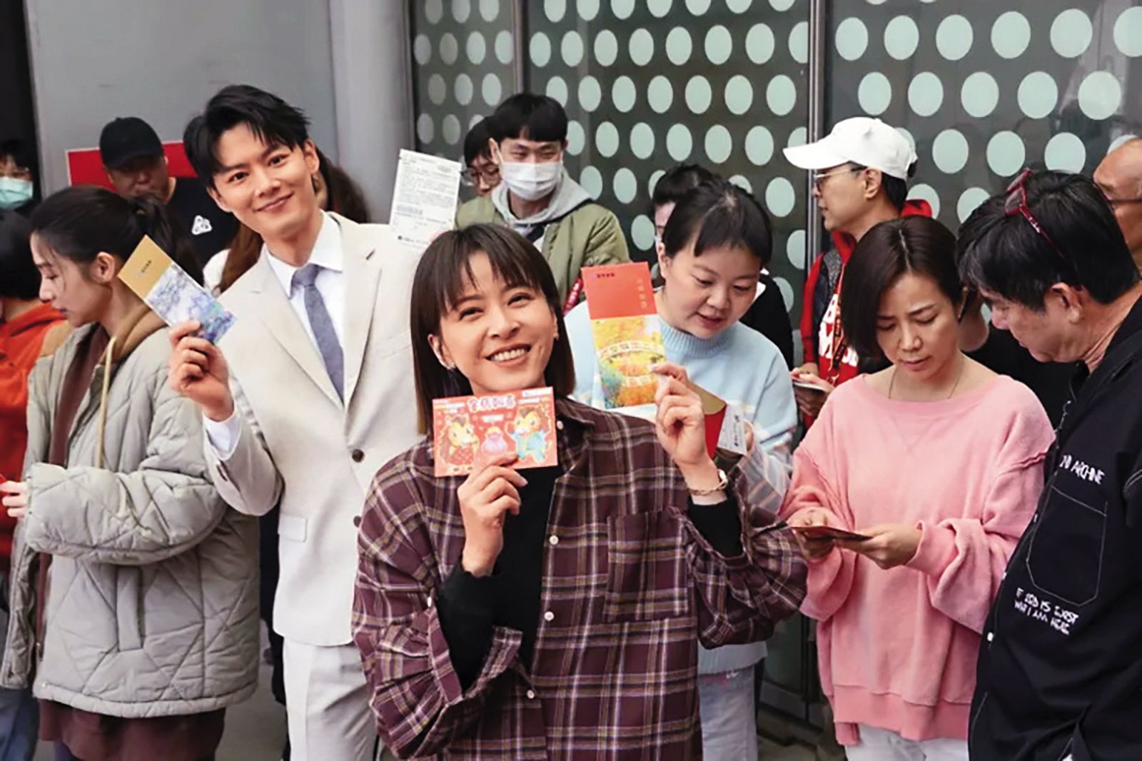 民視8點檔開工時，蘇晏霈（前）拿刮刮樂笑開懷，全場只有羅子惟（左二）關注她的動態。（民視提供）