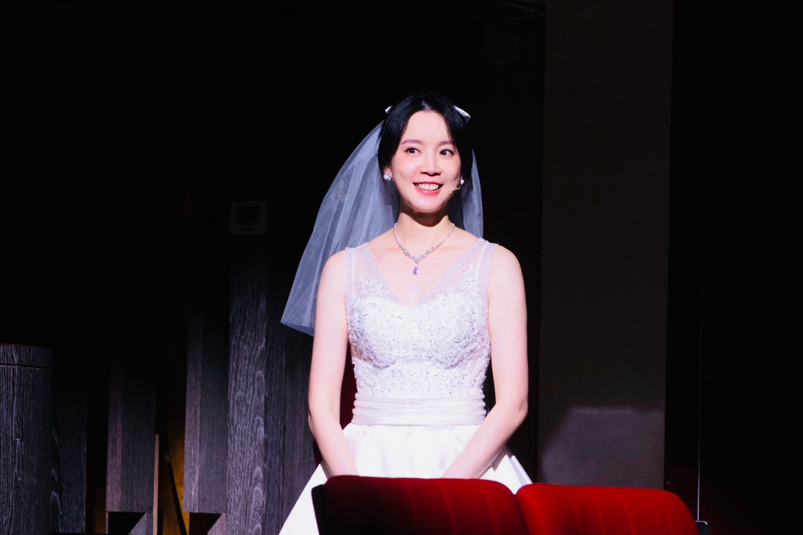 程予希首挑舞台劇《婚禮上的小抄》壓力爆棚 失眠落淚仍完成首演感動觀眾
