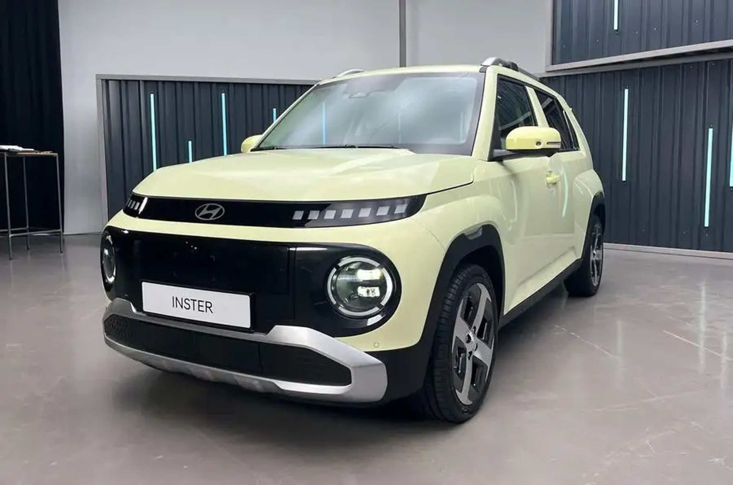 Inster是以 Hyundai Casper 為基礎衍生而來，而Casper 是一款目前僅在韓國銷售的汽油引擎小型都市車。其平台被加長了230mm（其中180mm來自軸距），因此增加了實用性和底板下的電池組空間。