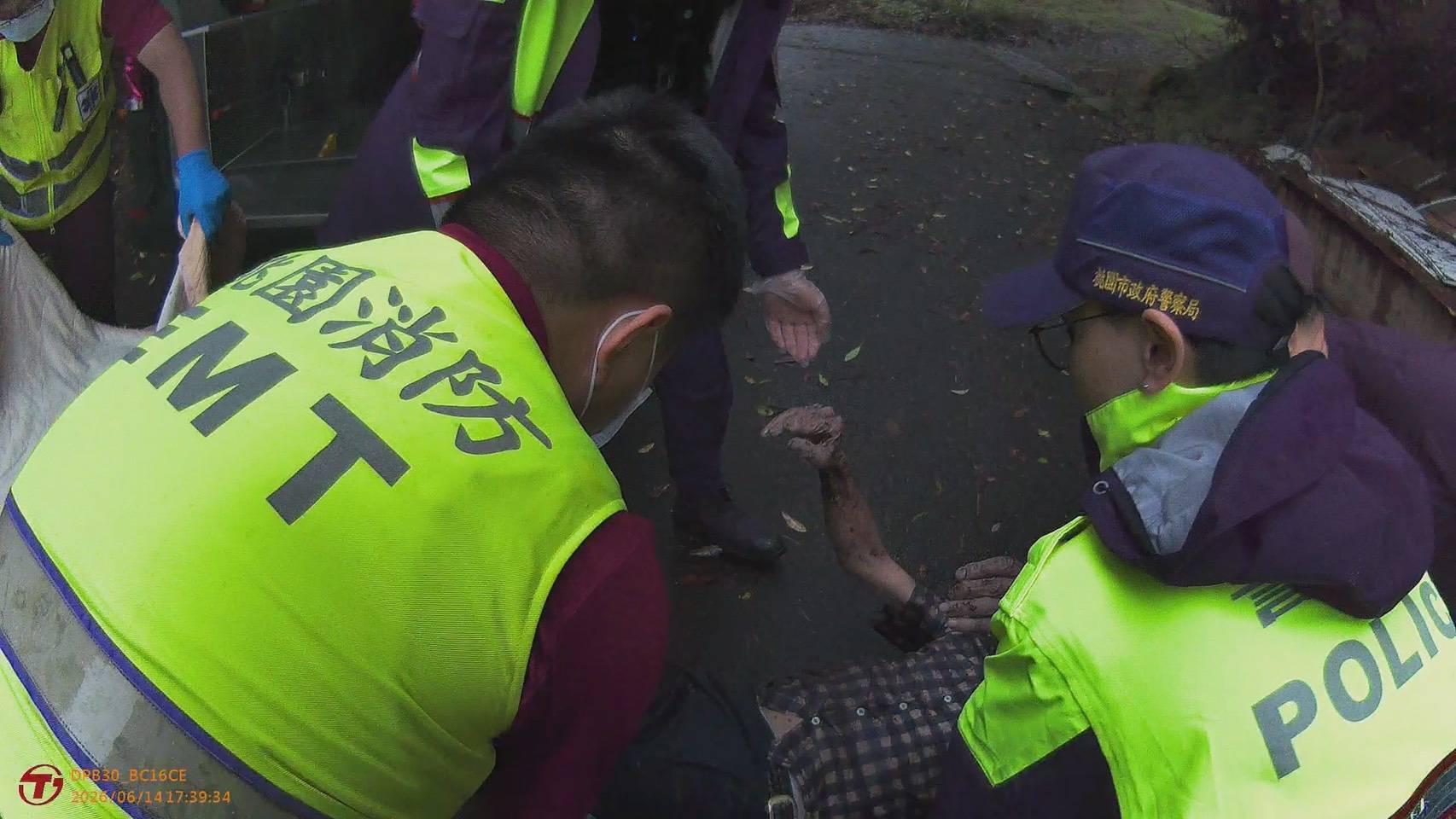 警消合力將簡姓老翁抬上救護車後，送往醫院救治。（翻攝畫面）