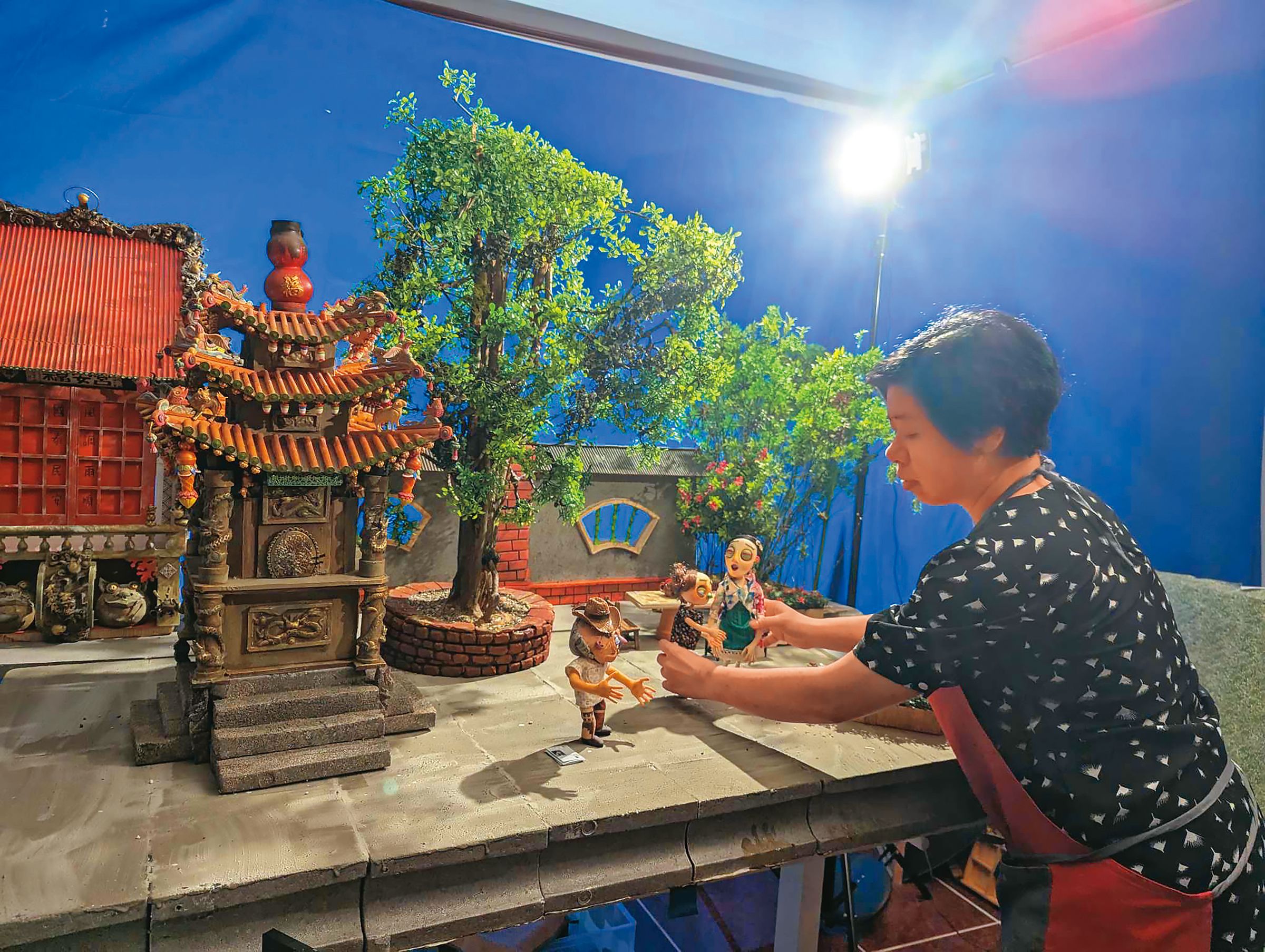 黃勻弦身兼導演、編劇和美術等多重身分,工作量繁重。(小公視提供)