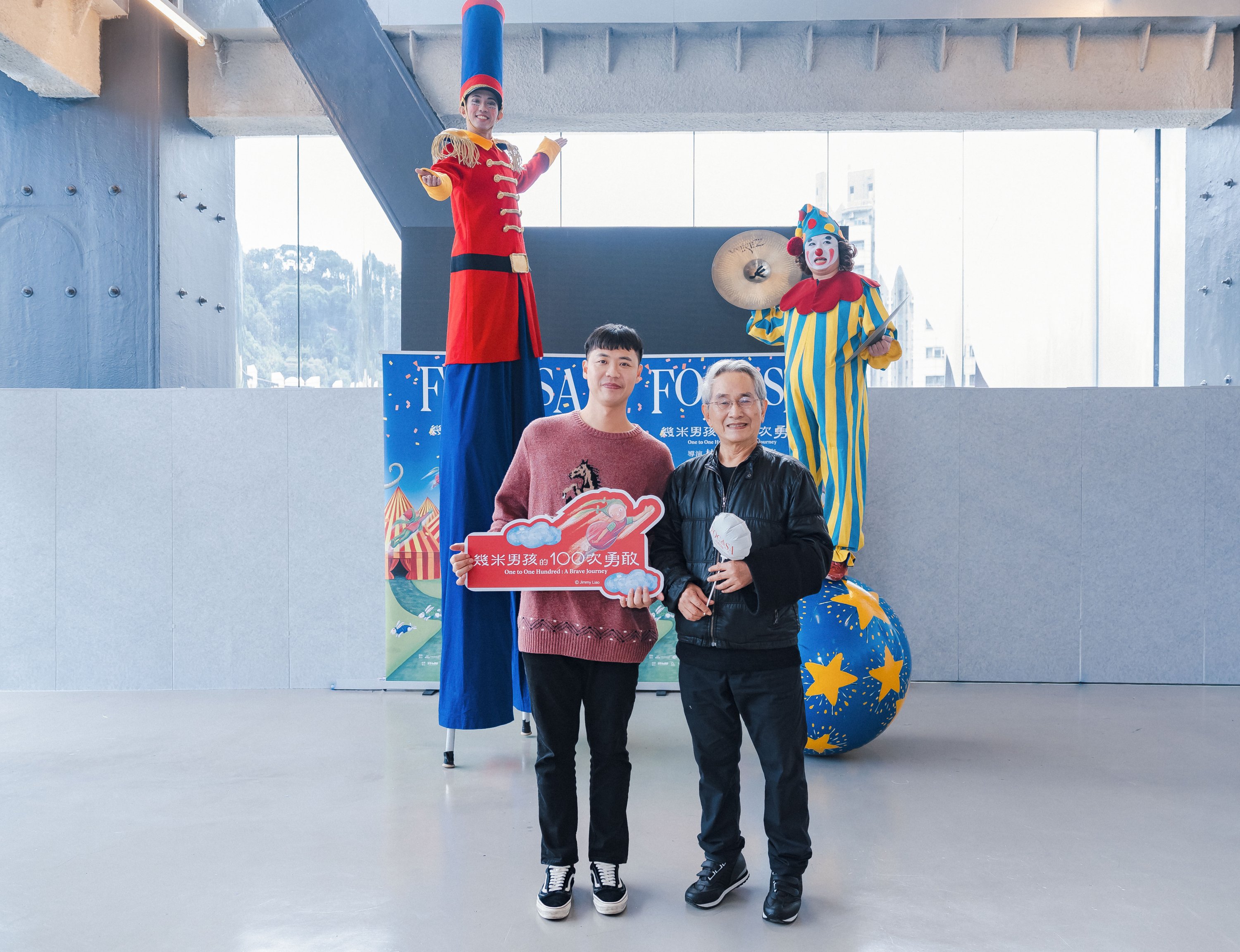 林懷民（右）與FOCASA馬戲團團長林智偉（左）出席《幾米男孩的100次勇敢》巡迴記者會。  （FOCASA馬戲團提供）