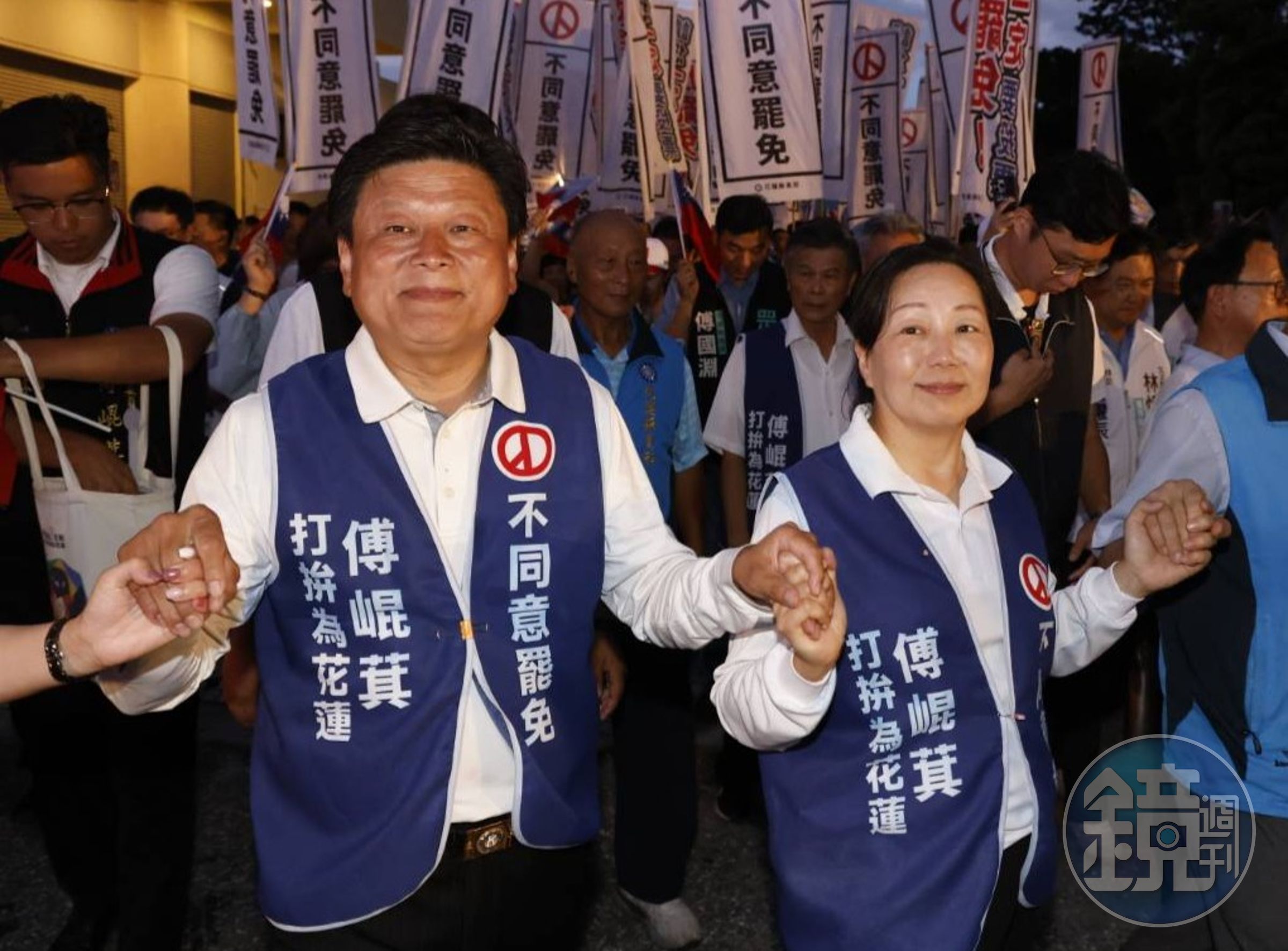 縣議員胡仁順響應花蓮立委傅崐萁(左)的呼籲,喊話縣長徐榛蔚(右)應普發現金、還稅於民。