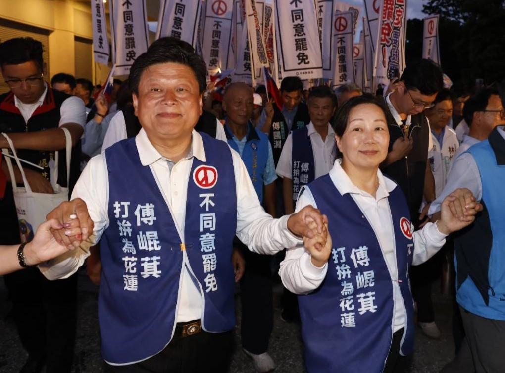 縣議員胡仁順響應花蓮立委傅崐萁（左）的呼籲，喊話縣長徐榛蔚（右）應普發現金、還稅於民。