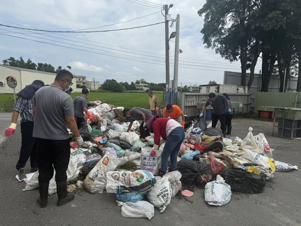 鄉長與清潔隊員在垃圾堆中耐心翻找假牙，過程持續逾一小時。（翻攝畫面）