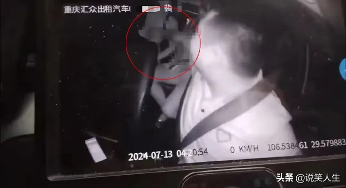 從行車紀錄器畫面顯示,司機轉身伸手向女乘客襲胸,爽到笑容滿面。(翻攝微博)