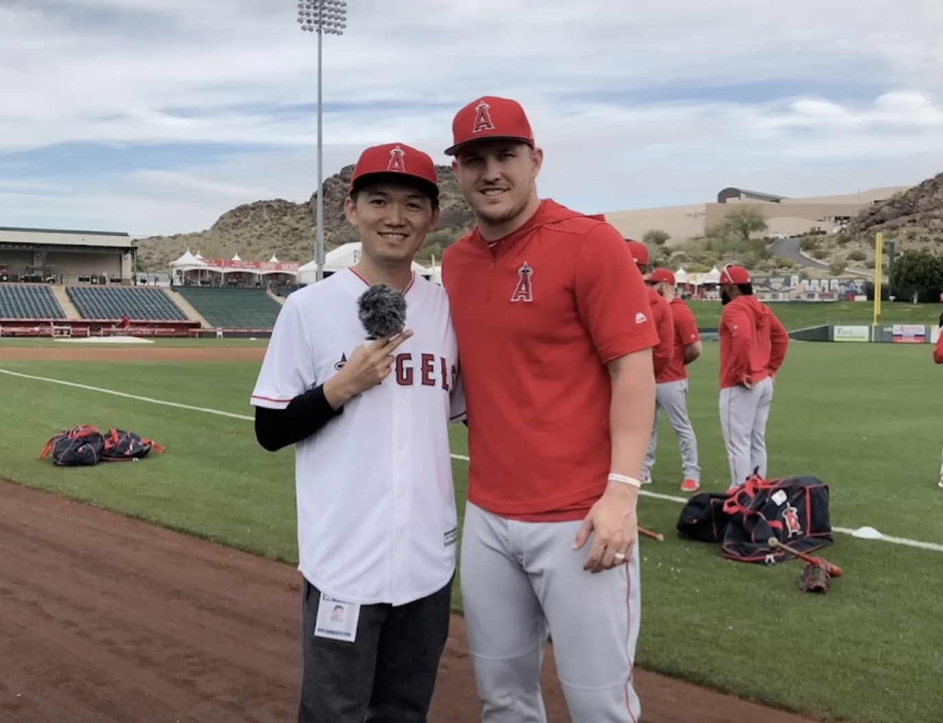 「台南Josh」（左）曾為中華職棒球隊開球，也訪問過天使隊「神鱒」楚奧特（Mike Trout）（右），如今競標到在大聯盟投手丘上開球資格。（翻攝自台南Josh YouTube）