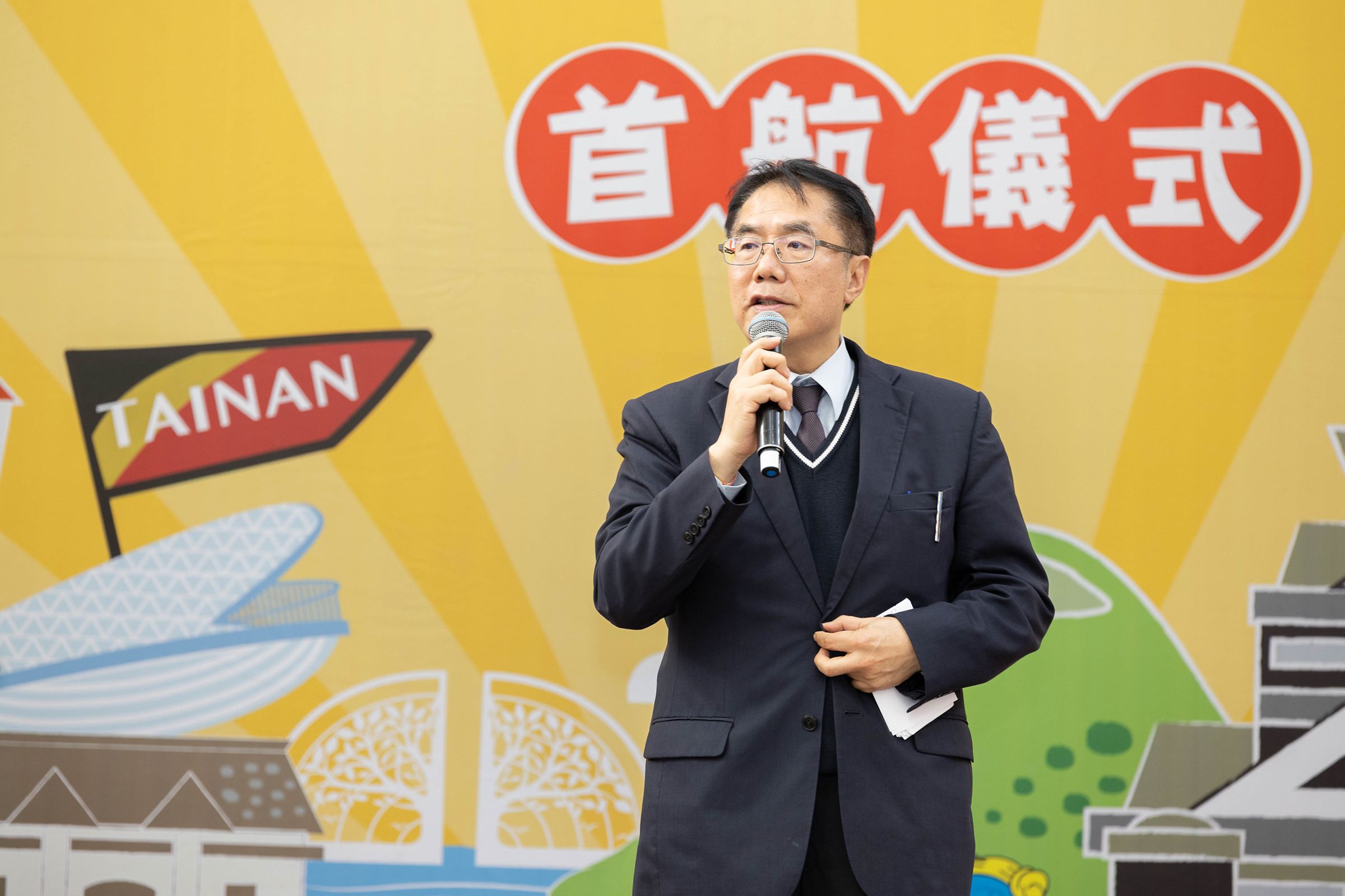 黃偉哲今宣布，9月起台南國中小營養午餐全免。（翻攝黃偉哲臉書）
