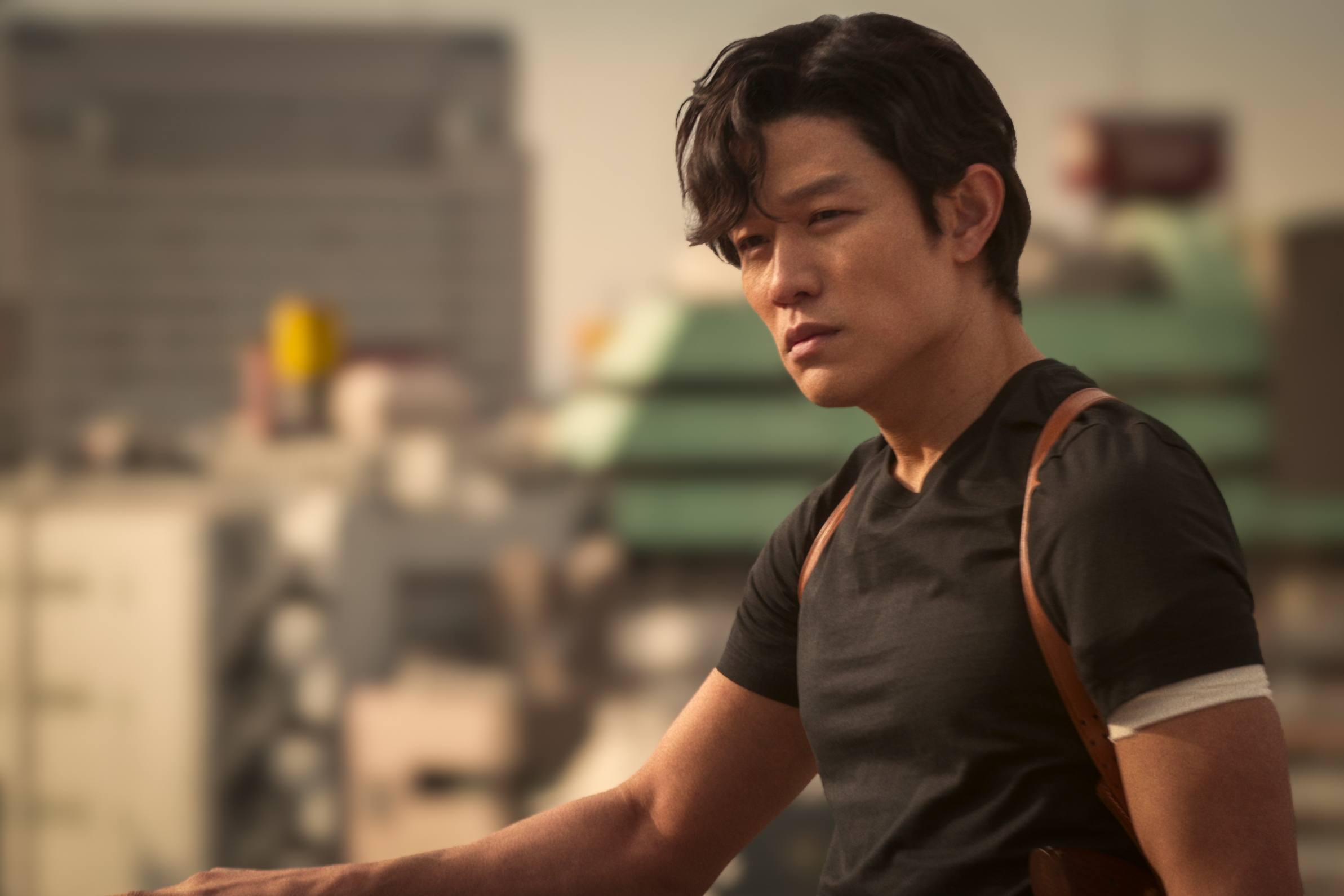 日星鈴木亮平主演《城市獵人》真人版,讓自己原本就很健美的身型更加貼近主角冴羽獠,但又不敢練太凶,怕從「冴羽獠」變成「海坊主」。(Netflix提供)