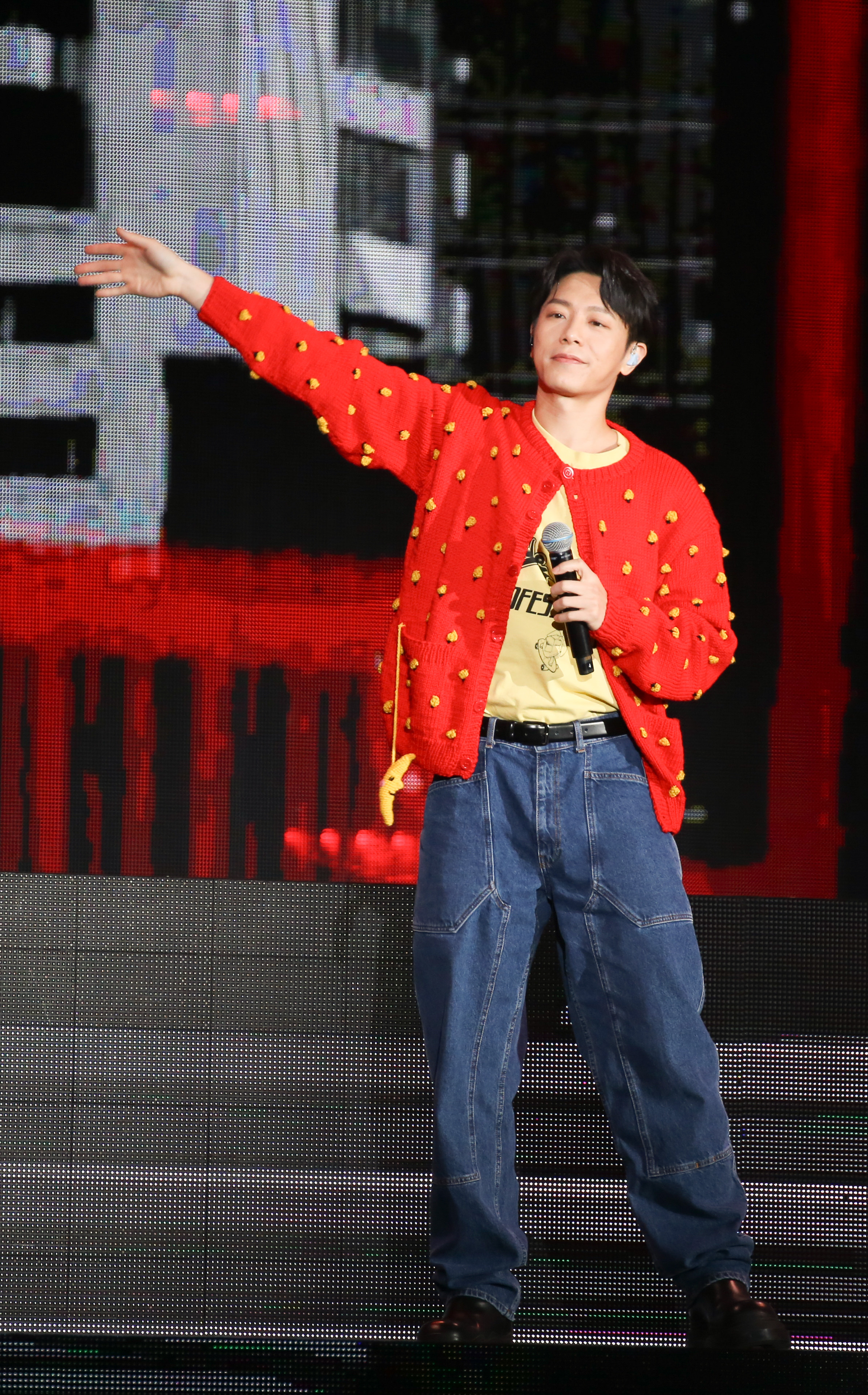韋禮安接力上台，帶來〈如果可以〉讓全場大合唱。