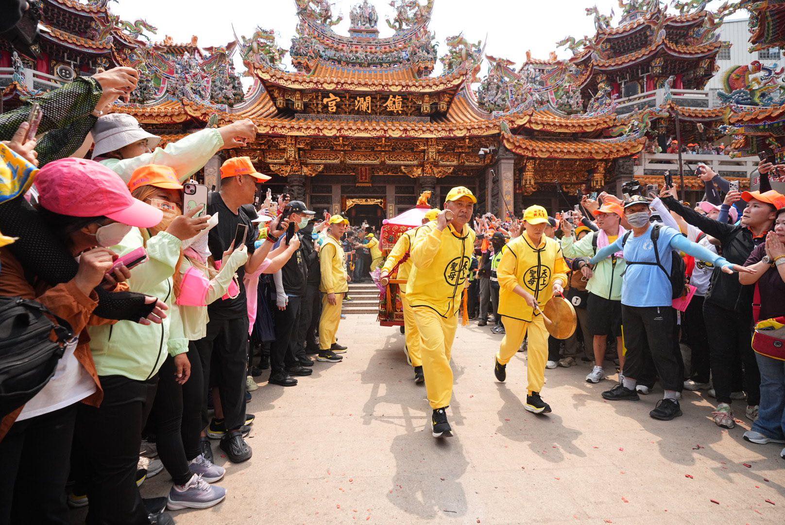 「粉紅超跑」白沙屯媽祖繞境，吸引大批信眾恭迎搶拍。（翻攝白沙屯拱天宮﻿臉書）
