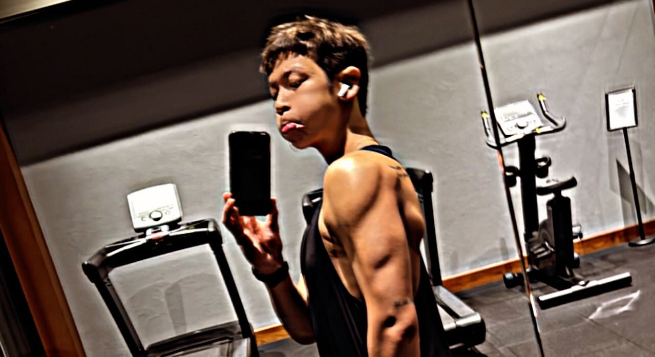 柯震東在IG分享多張舊照回顧，還包括在健身房自拍的大肌肉照，超級吸睛。（翻攝柯震東IG）