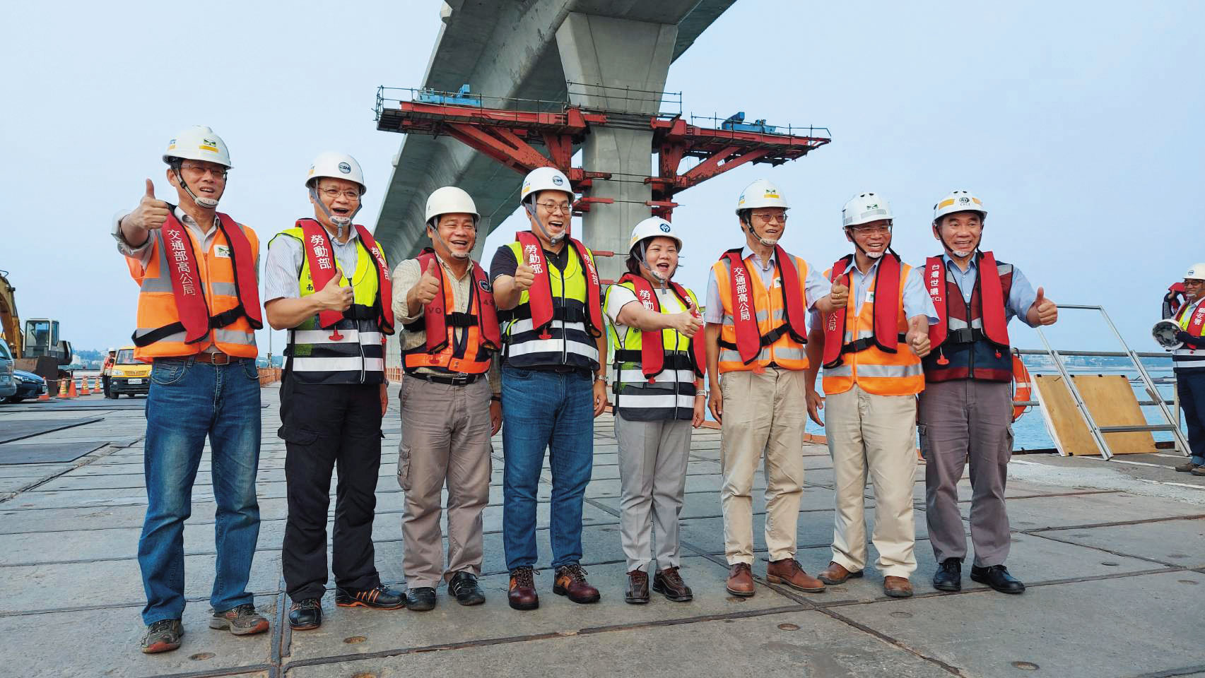 金門大橋施工過程曾發生混凝土預拌車落海及外籍勞工遭鋼梁砸中而死等意外，勞動部曾考察並要求東丕強化施工安全。左3為東丕董事長王銀和。（勞動部提供）