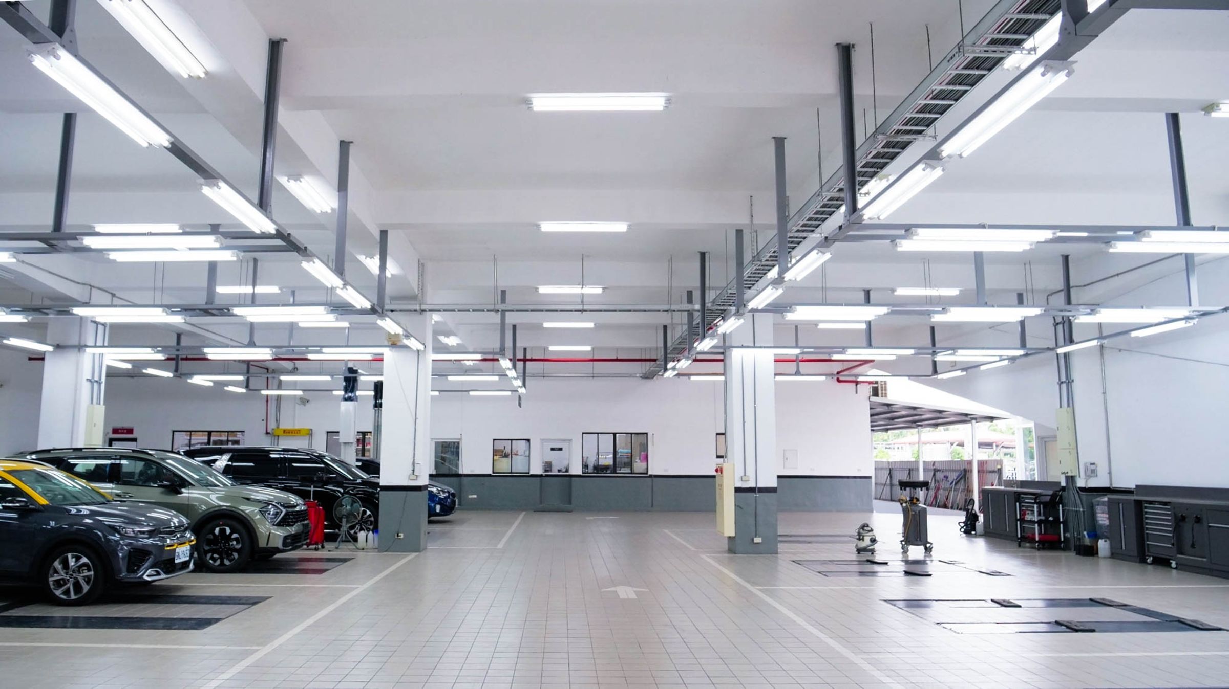 以「Kia Store」空間概念所打造的3S展示中心,並因應電動車維修保養而設置的電動車專用工位。