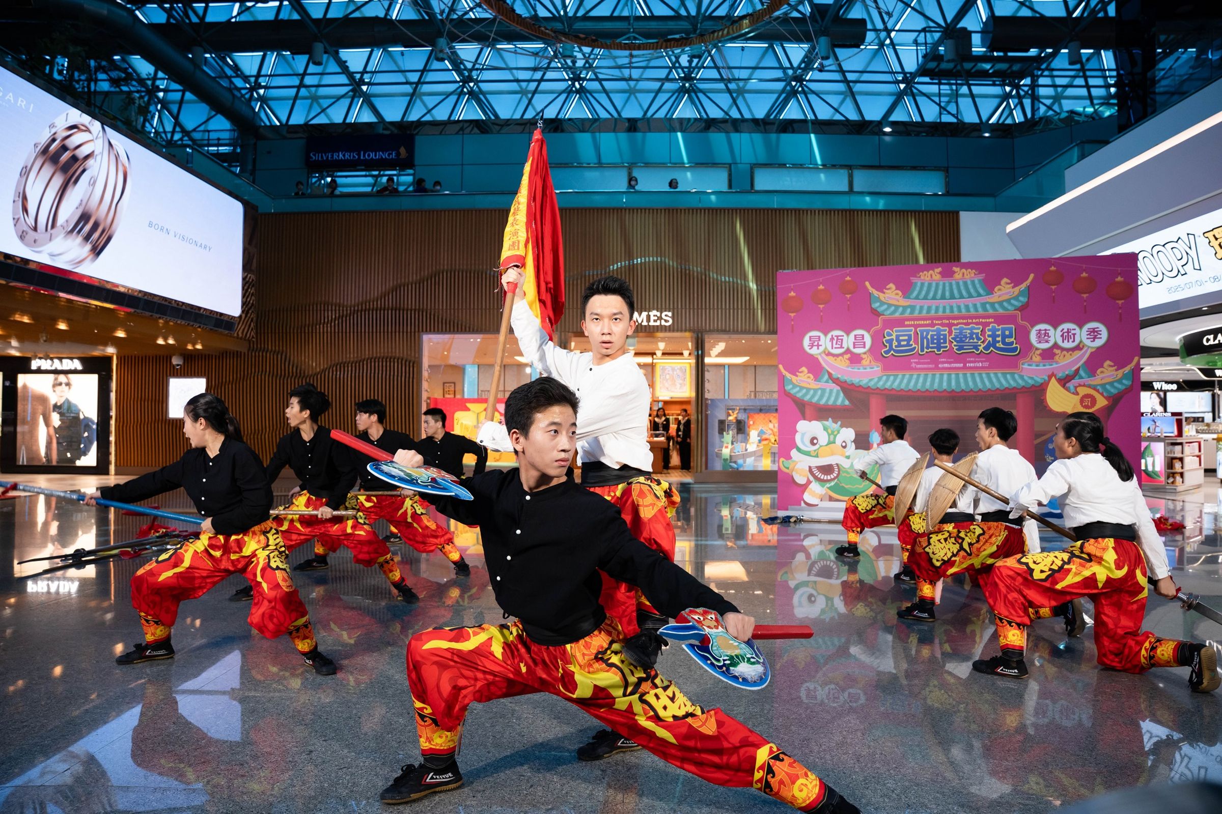 晨曦武藝表演團在機場霸氣登場，將台灣藝陣文化帶入國際旅客的視野中。（財團法人昇恒昌基金會提供）