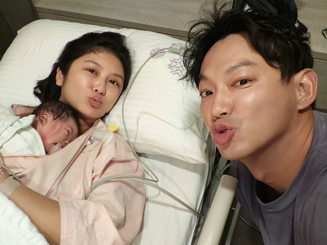 威廉（右）與卓君澤（左）今迎來兒子「百香果」出生，開心公布喜訊。（翻攝自@liaowilliam IG）