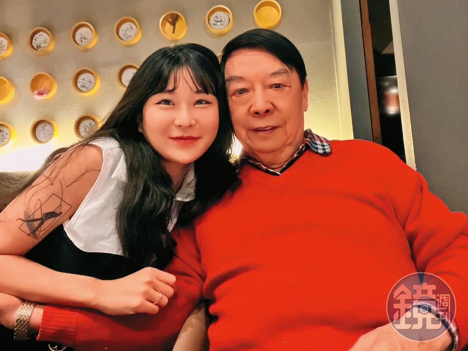 仙塔律師親暱地勾著王廣德的手,甜蜜手段收服了富商的心。(讀者提供)