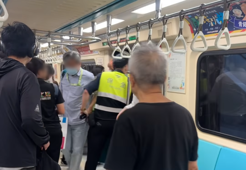 台北捷運中山站昨晚在車廂中出現老鼠，站務人員與保全火速上車捕鼠。（翻攝自Threads）