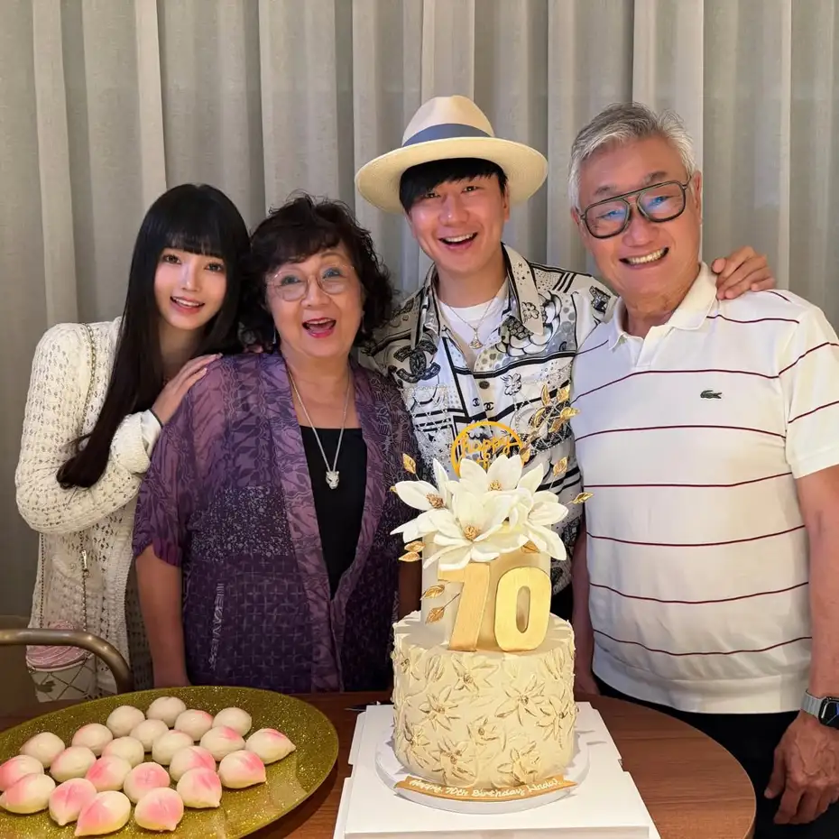 林俊傑藉著與女友七七及父母的合照認愛，之後傳出大嫂與其不合傳言。（翻攝自林俊傑臉書）