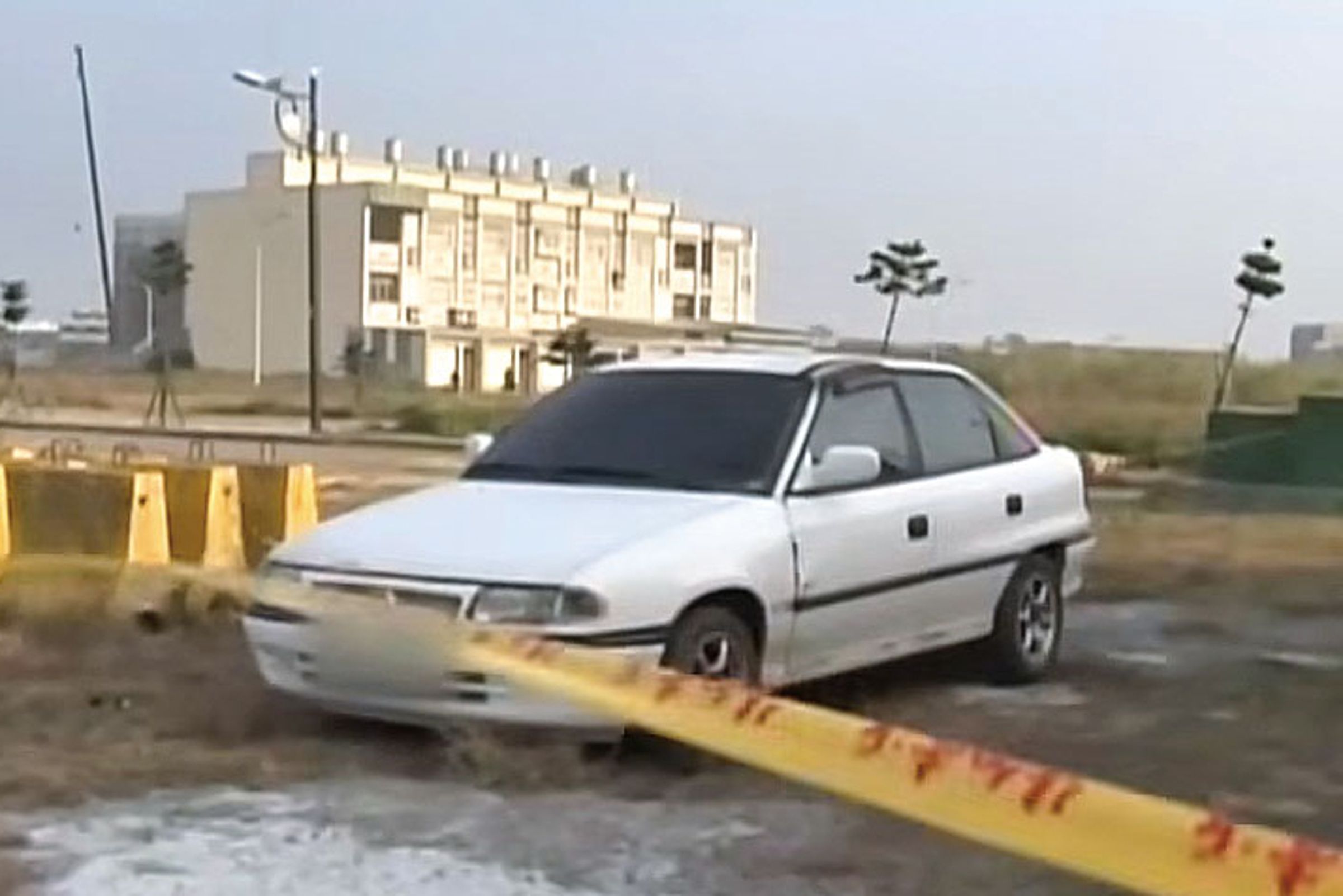 洪姓凶手犯案後開車回彰化老家,被找到時已死在車內。(翻攝東森新聞)