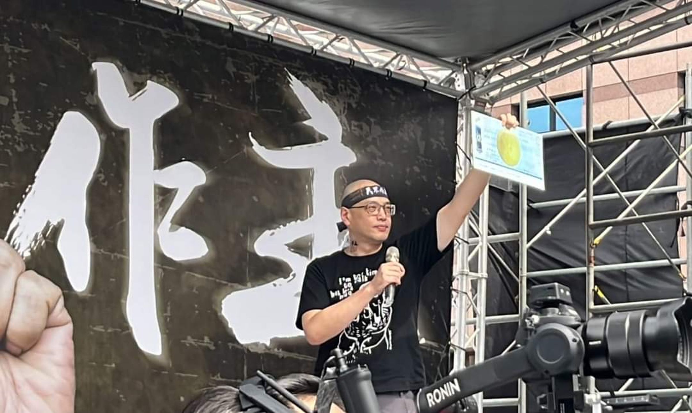 名嘴毛嘉慶酸賴士葆向白營示好的舉動，是鎖定下會期的藍營黨團總召。（翻攝毛嘉慶臉書）