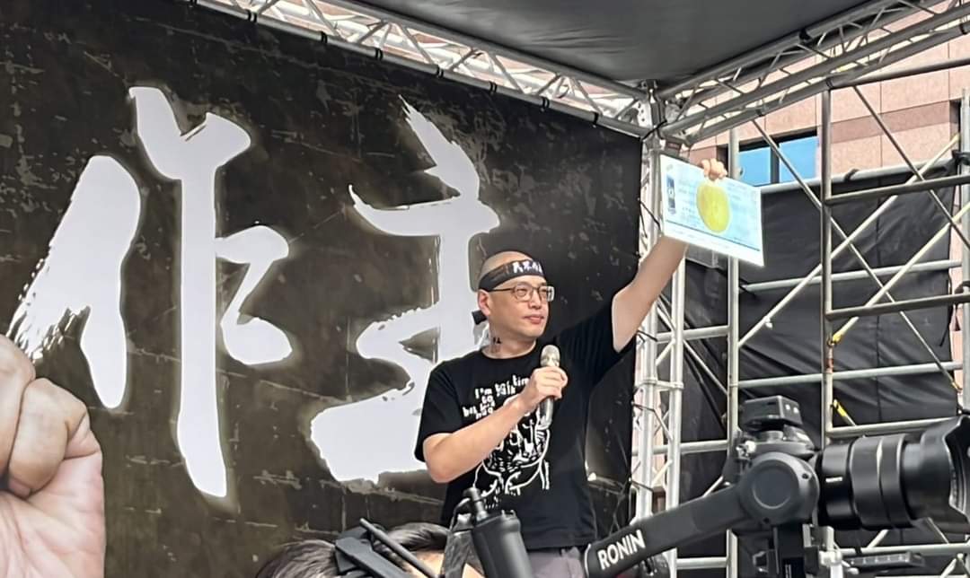 名嘴毛嘉慶酸賴士葆向白營示好的舉動，是鎖定下會期的藍營黨團總召。（翻攝毛嘉慶臉書）