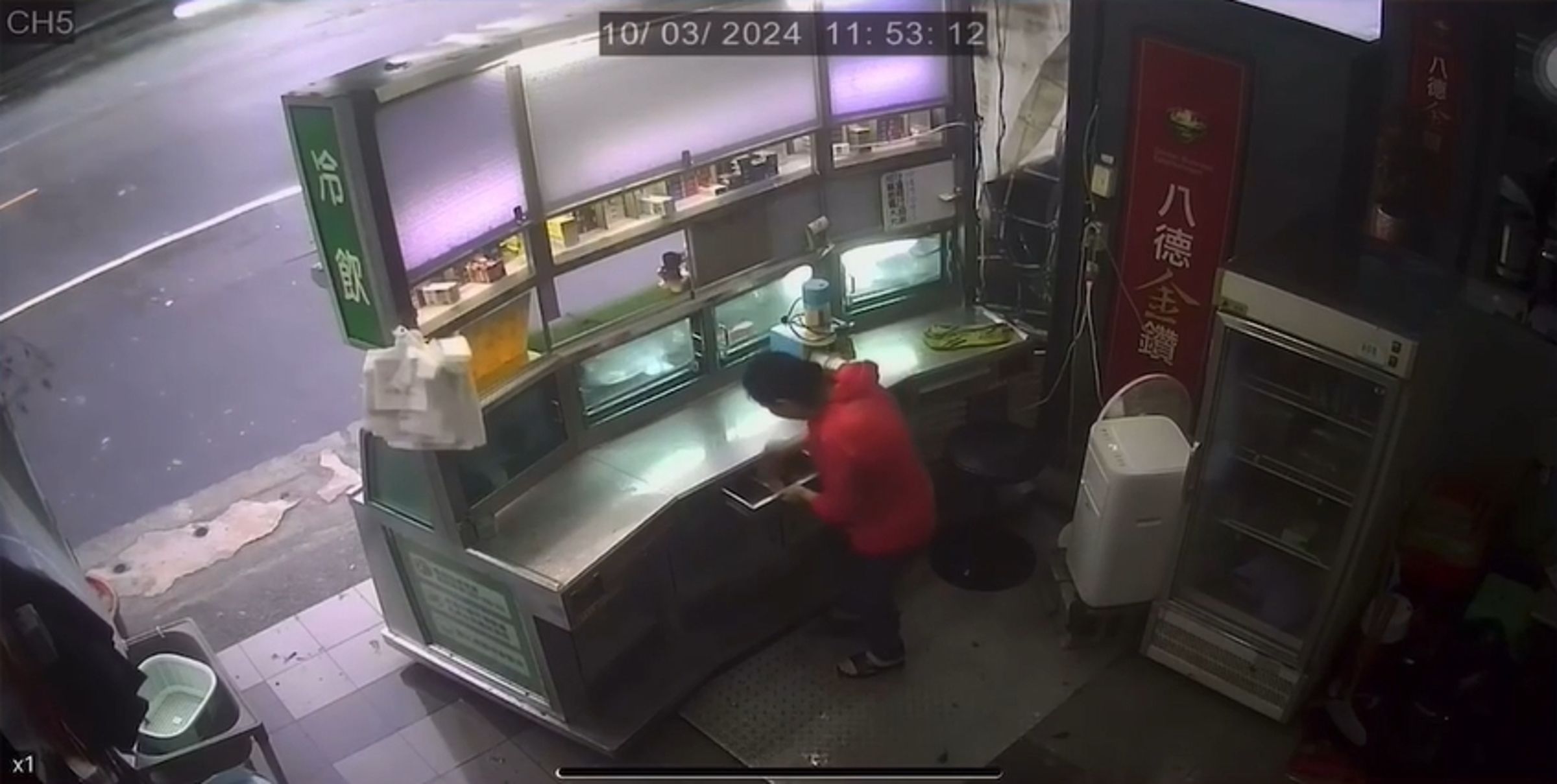 榔攤有客人來消費，老闆娘打開抽屜拿錢找給顧客。（翻攝自記者爆料網）