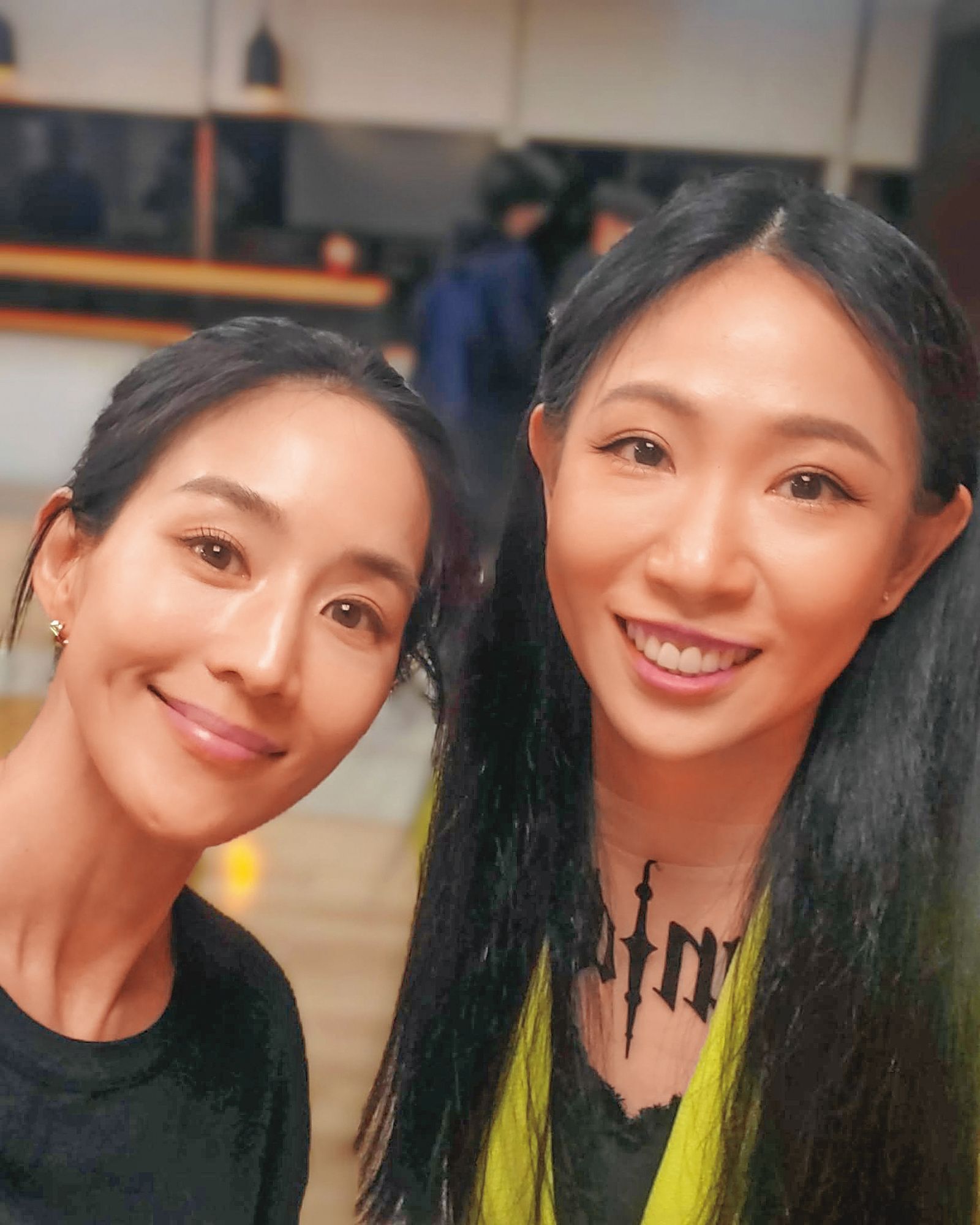 張鈞甯（左）合作發行的GL百合微短劇《果實》，找來孔晨羽（右）演唱同名原創主題曲〈果實 fruit〉。（翻攝自孔晨羽臉書）