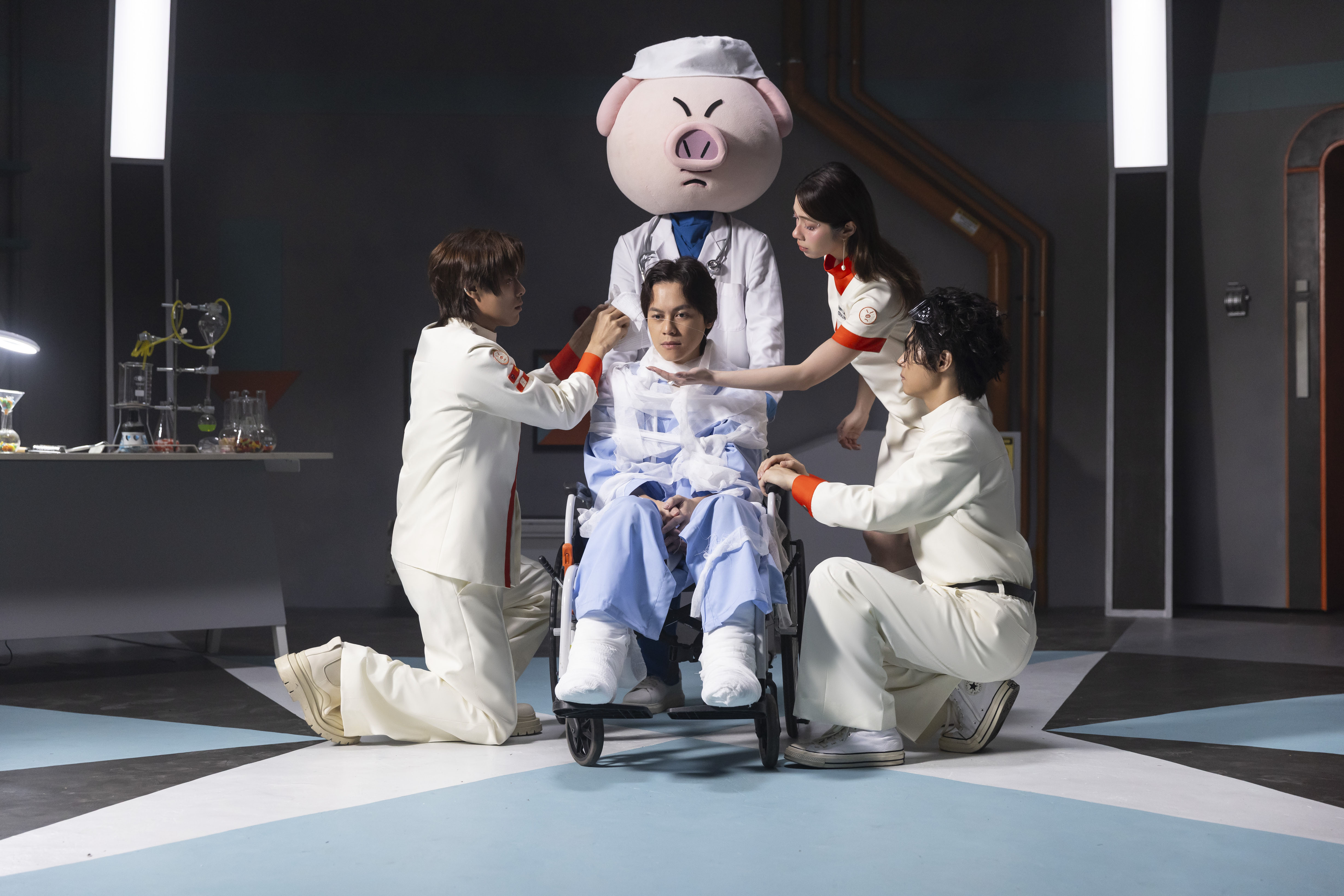 告五人邀百萬YouTuber HowHow扮重度病患，HowHow說邊拍邊睡笑稱超舒服。（相信音樂提供）