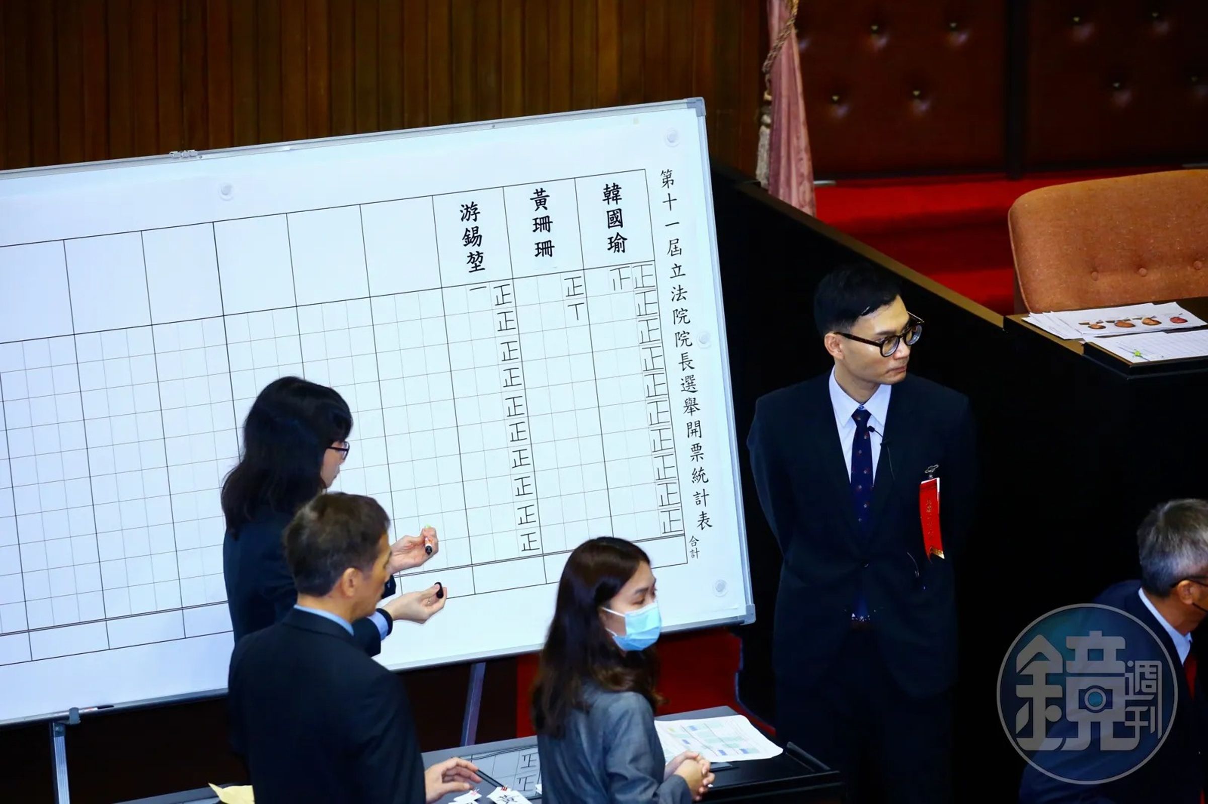 第11屆立法院長選舉，民眾黨強調選票團進團出，但代表民眾黨角逐院長的黃珊珊卻少了因誤沾紅印而廢票的陳昭姿一票。（本刊資料照）