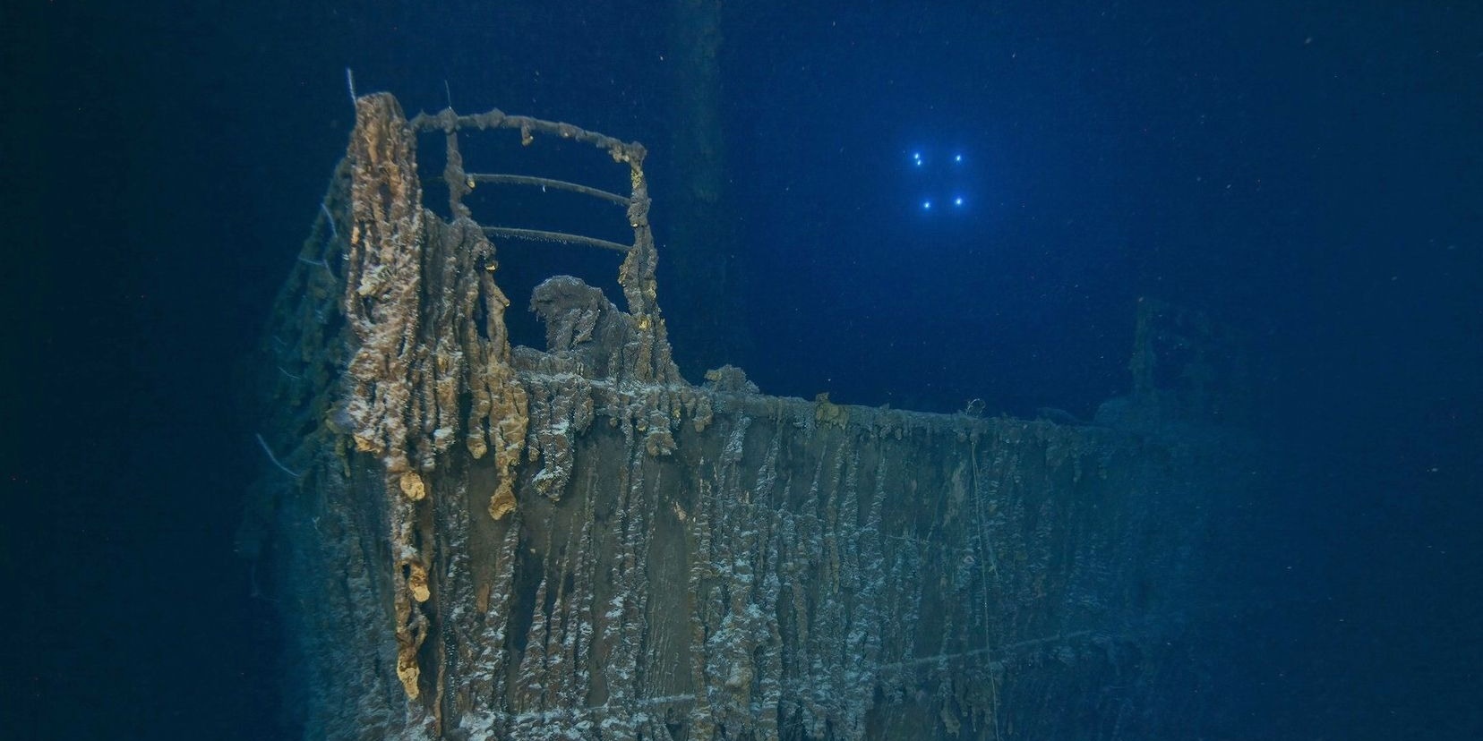 鐵達尼號最新畫面曝光，其船頭左舷側一處長約4.5公尺欄杆已脫落。（翻攝自RMS Titanic Inc.）