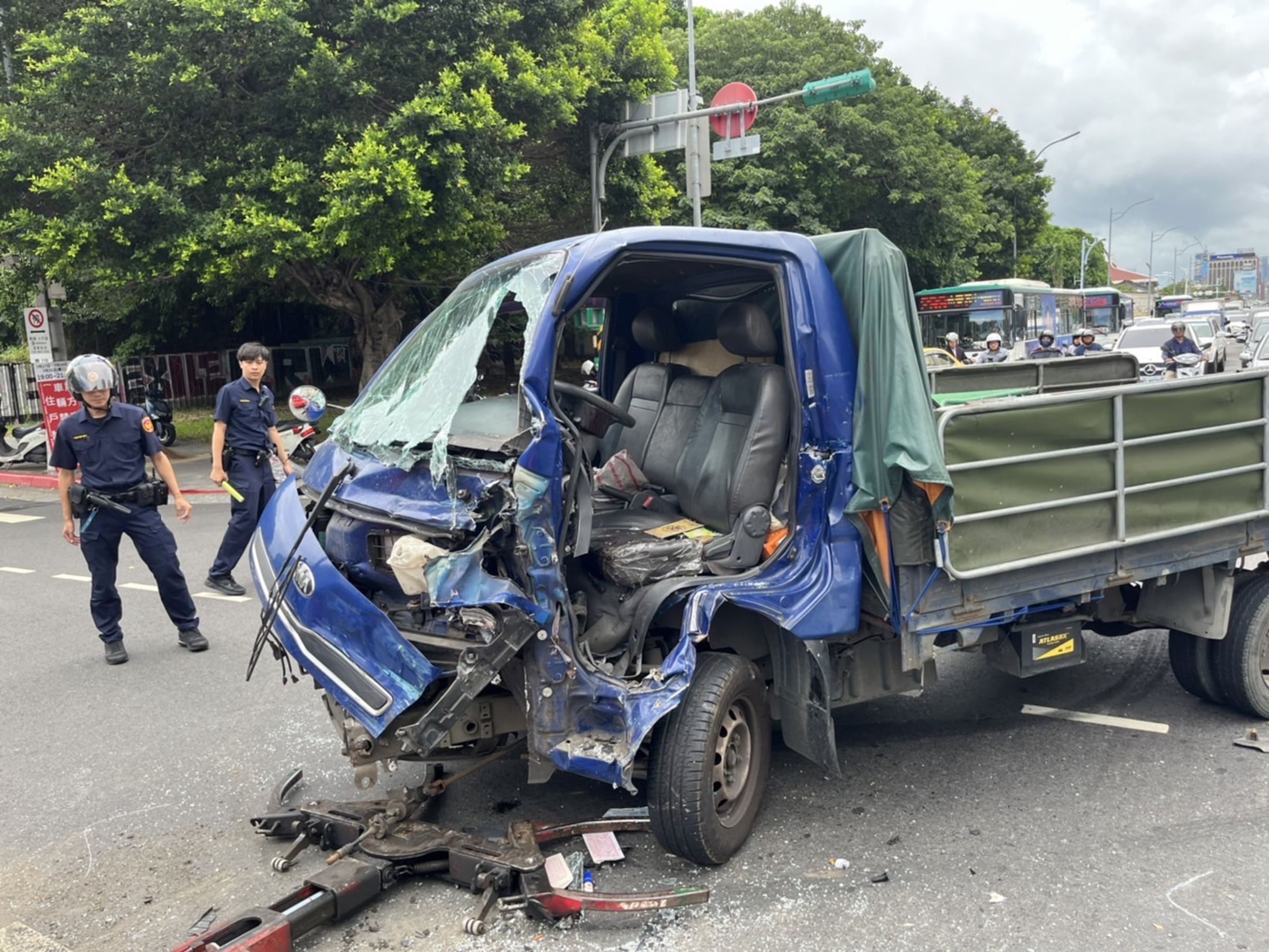 肇事小貨車因猛烈撞擊車損嚴重，駕駛一度昏迷。（翻攝畫面）