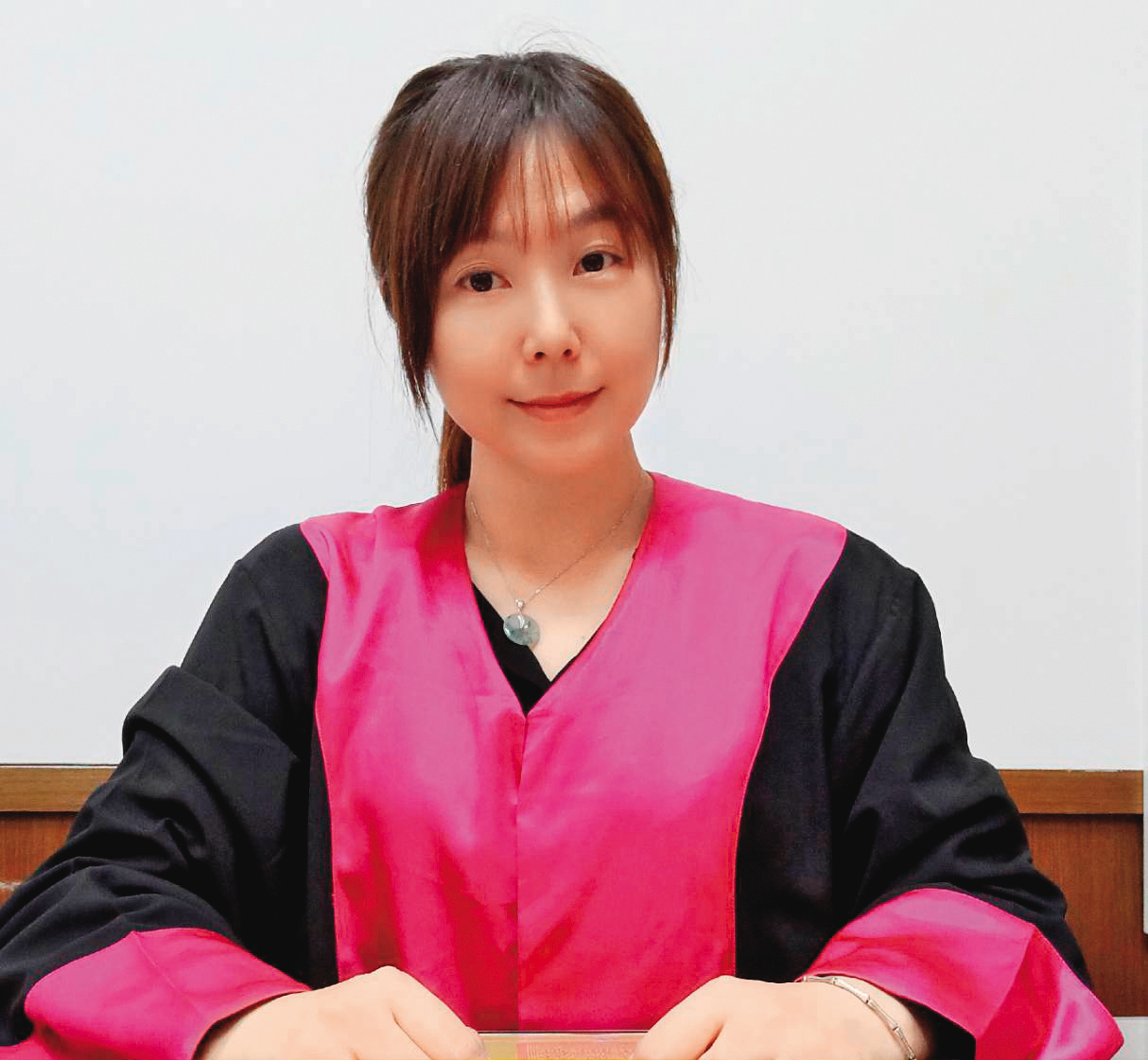 檢察官黃薇潔曾在百貨公司當櫃姐，一路過關斬將考上法院執達員、書記官、高考法制人員、律師及司法官，奮鬥故事相當勵志。（讀者提供）