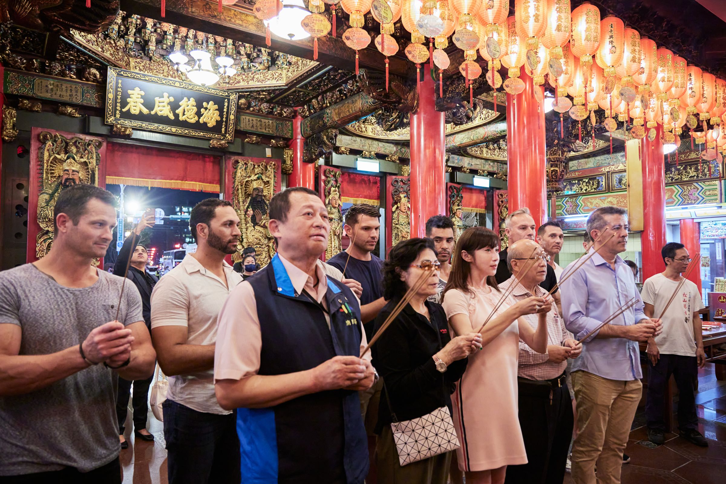 許淑華安排的第一個行程，就是到慈祐宮拜拜，澳洲消防猛男們也認真地拿著香，一起體驗廟宇文化。