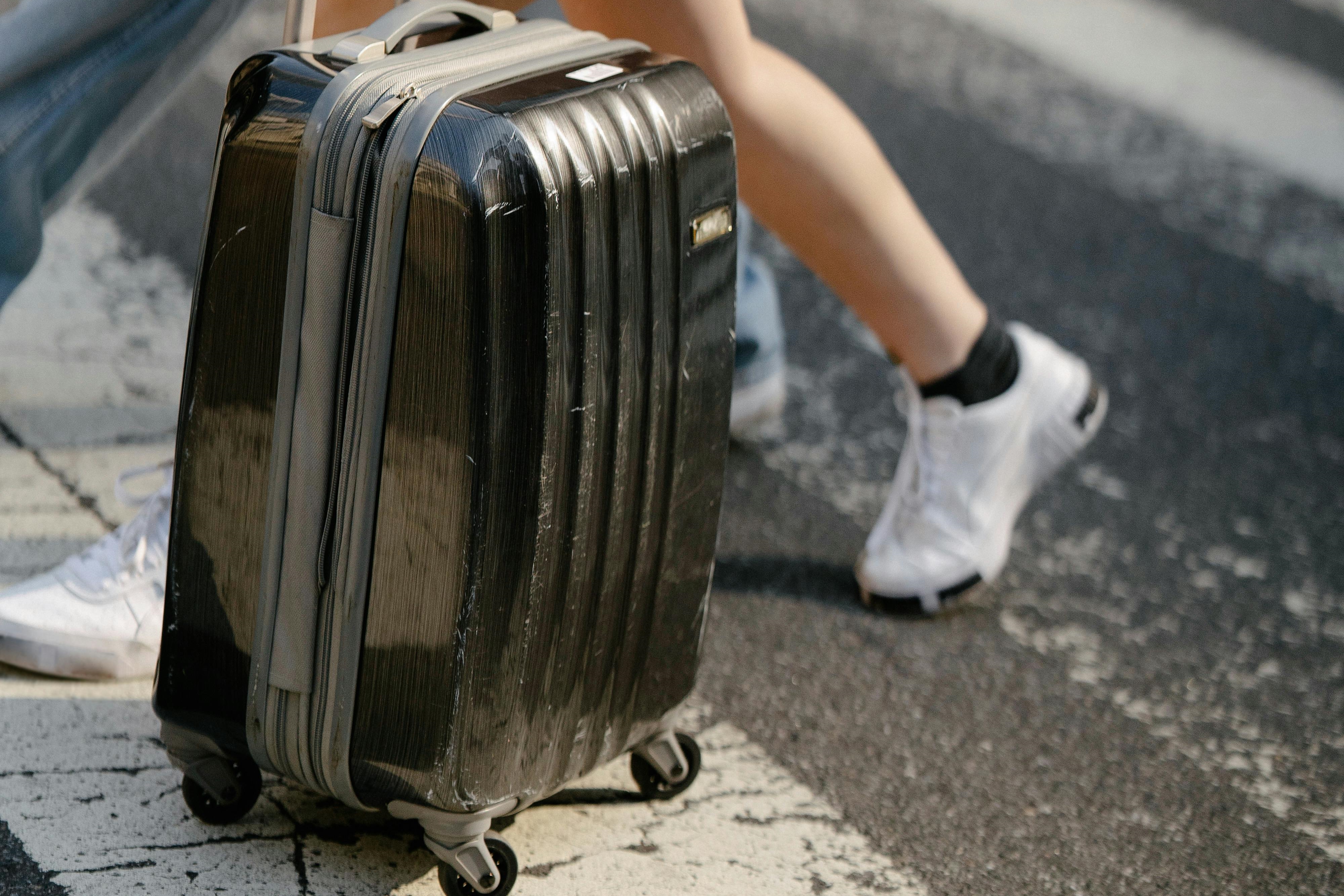 1名2歲女童被發現蜷縮在長途客運的行李艙行李箱內。示意圖（pexels提供）