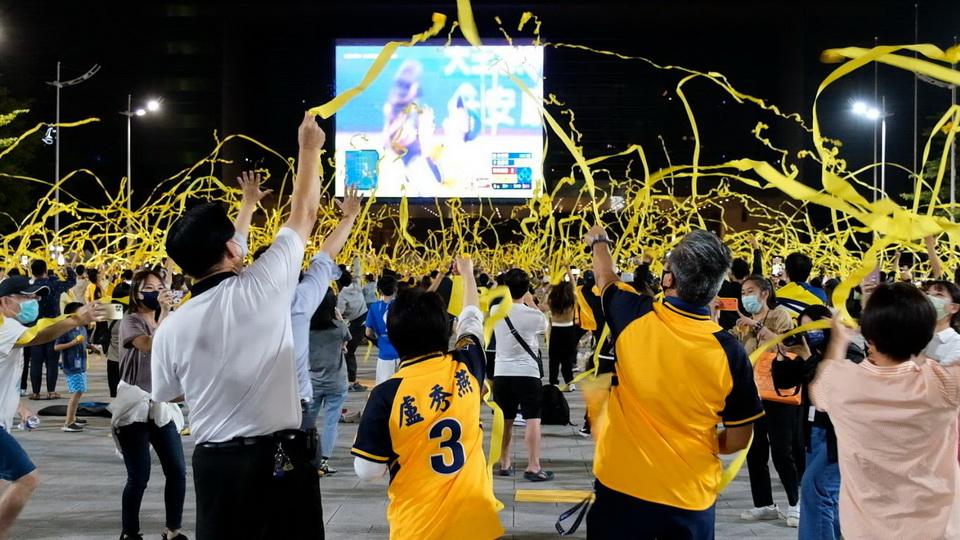 台中市運動局特別規劃於10月23日起在市府廣場舉辦直播派對，號召市民集氣預祝中信兄弟再度封王。（中市府提供）