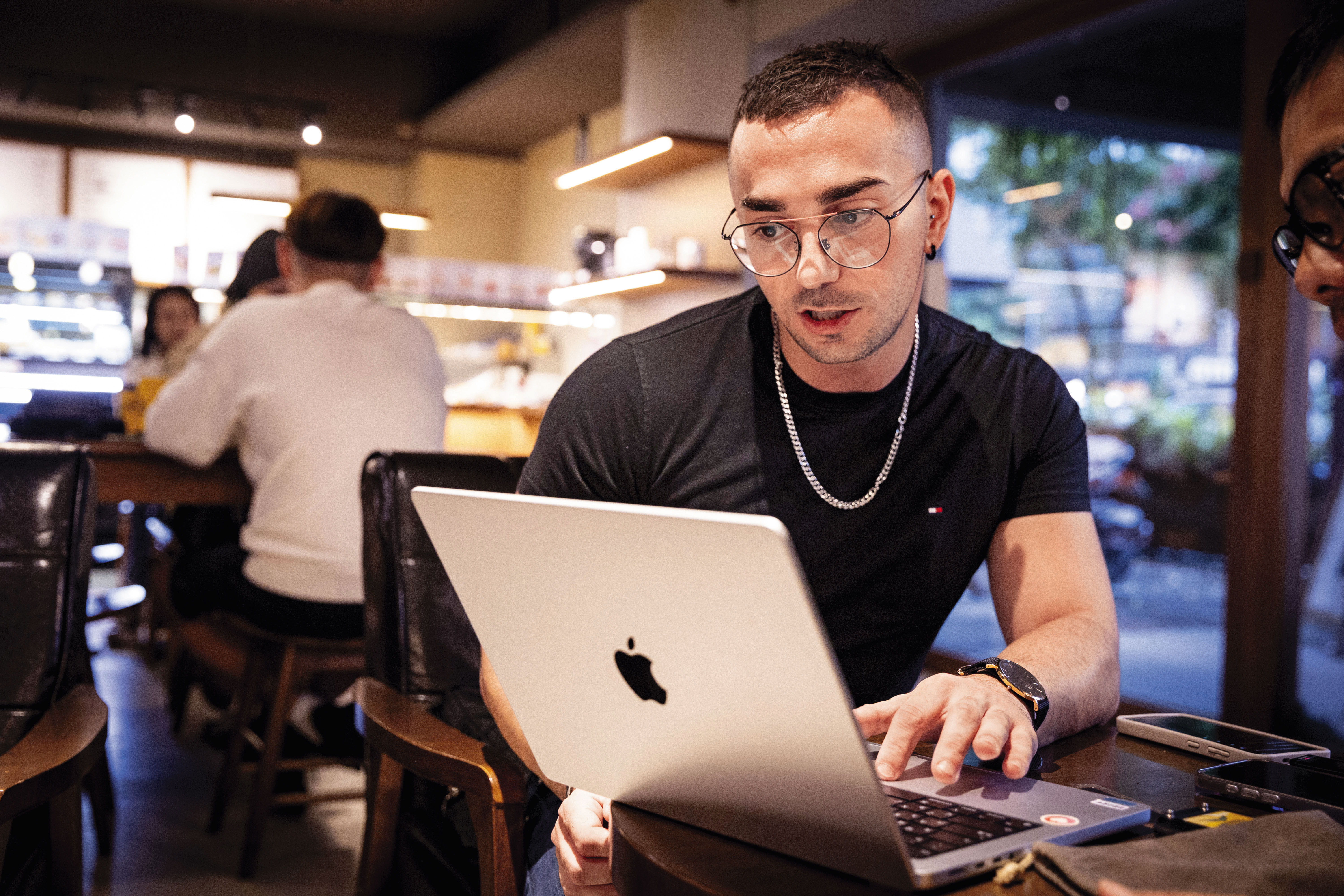 為了怕無法用中文表達自己對自殺防治和自閉症的看法,林曉明特地搬出自己設計的AI系統當救兵。