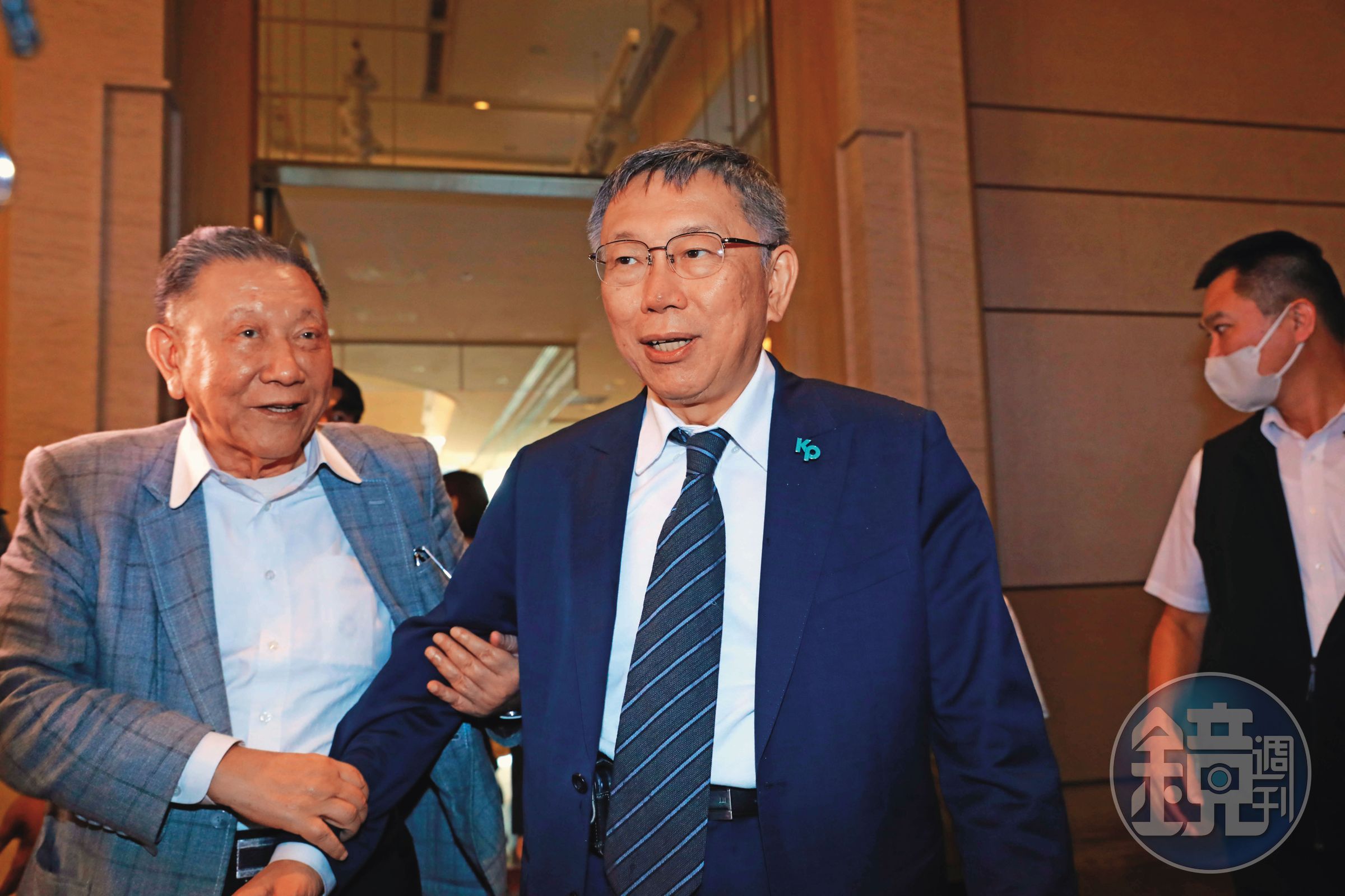 柯文哲(右)涉向沈慶京(左)索賄至少1,710萬元,2人均遭收押,年底將被依貪汙罪起訴,最重可處無期徒刑。