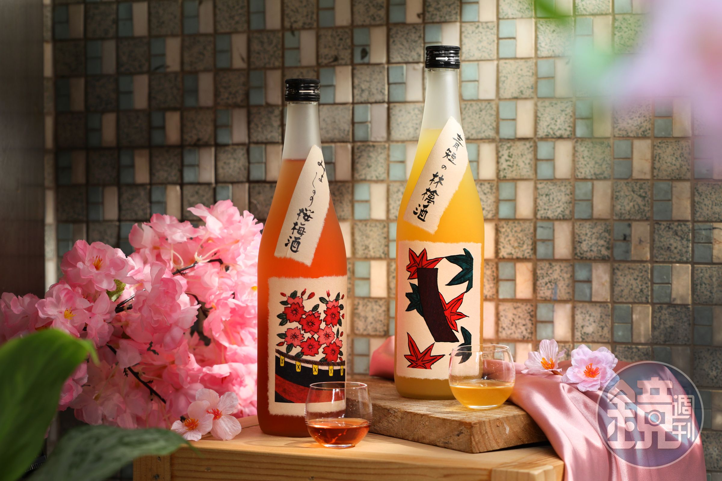以燒酎為基底，釀入青梅、櫻花露的「八木吉野櫻梅酒」（左，1,090元／瓶）與使用長野蘋果釀造的「青短の林檎酒」（右，990元／瓶）。