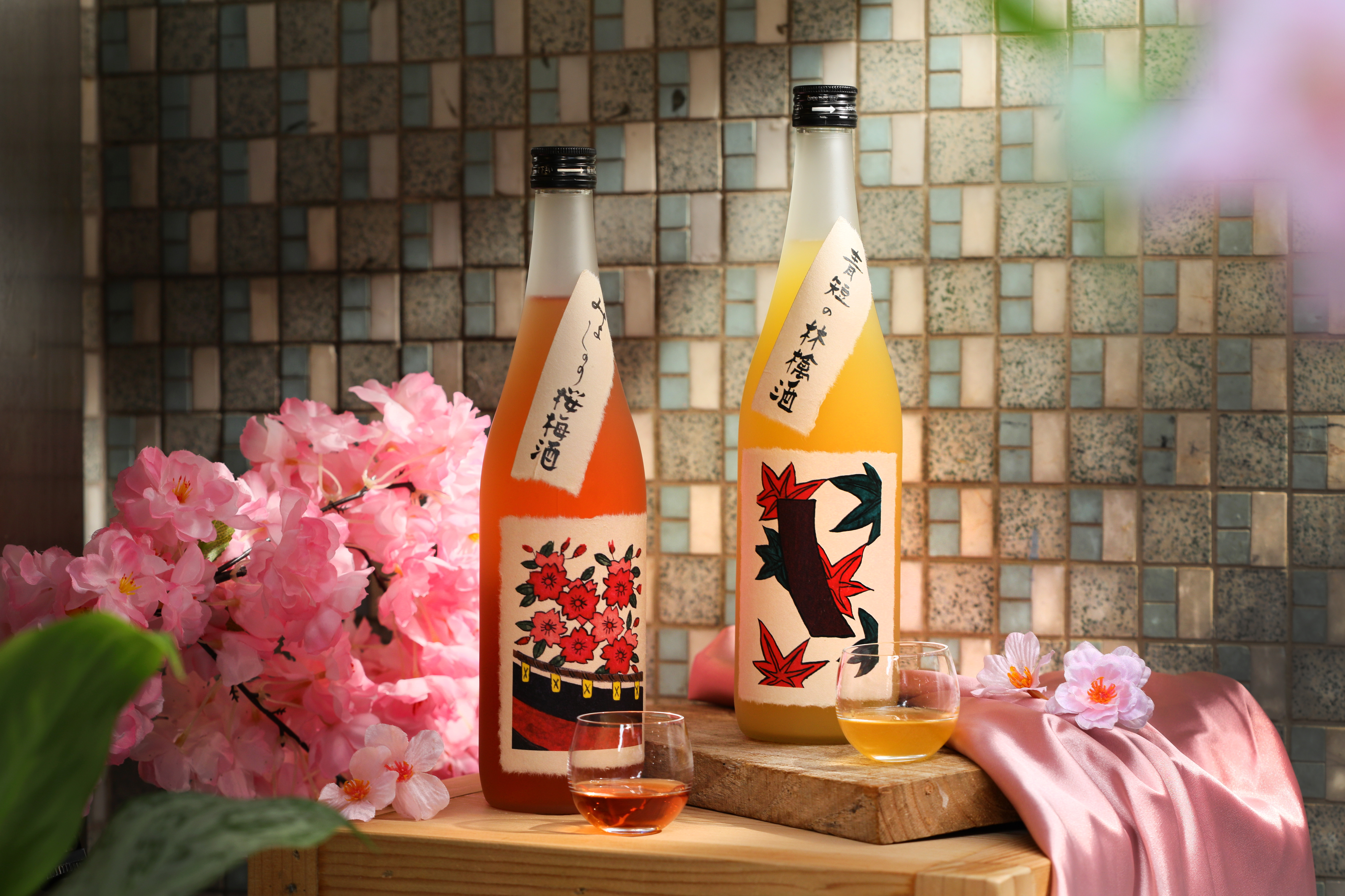 以燒酎為基底，釀入青梅、櫻花露的「八木吉野櫻梅酒」（左，1,090元／瓶）與使用長野蘋果釀造的「青短の林檎酒」（右，990元／瓶）。